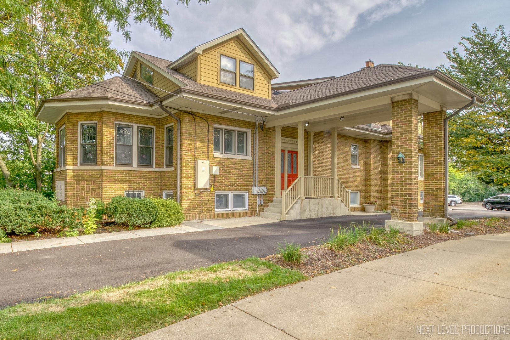 402 E ROOSEVELT Road