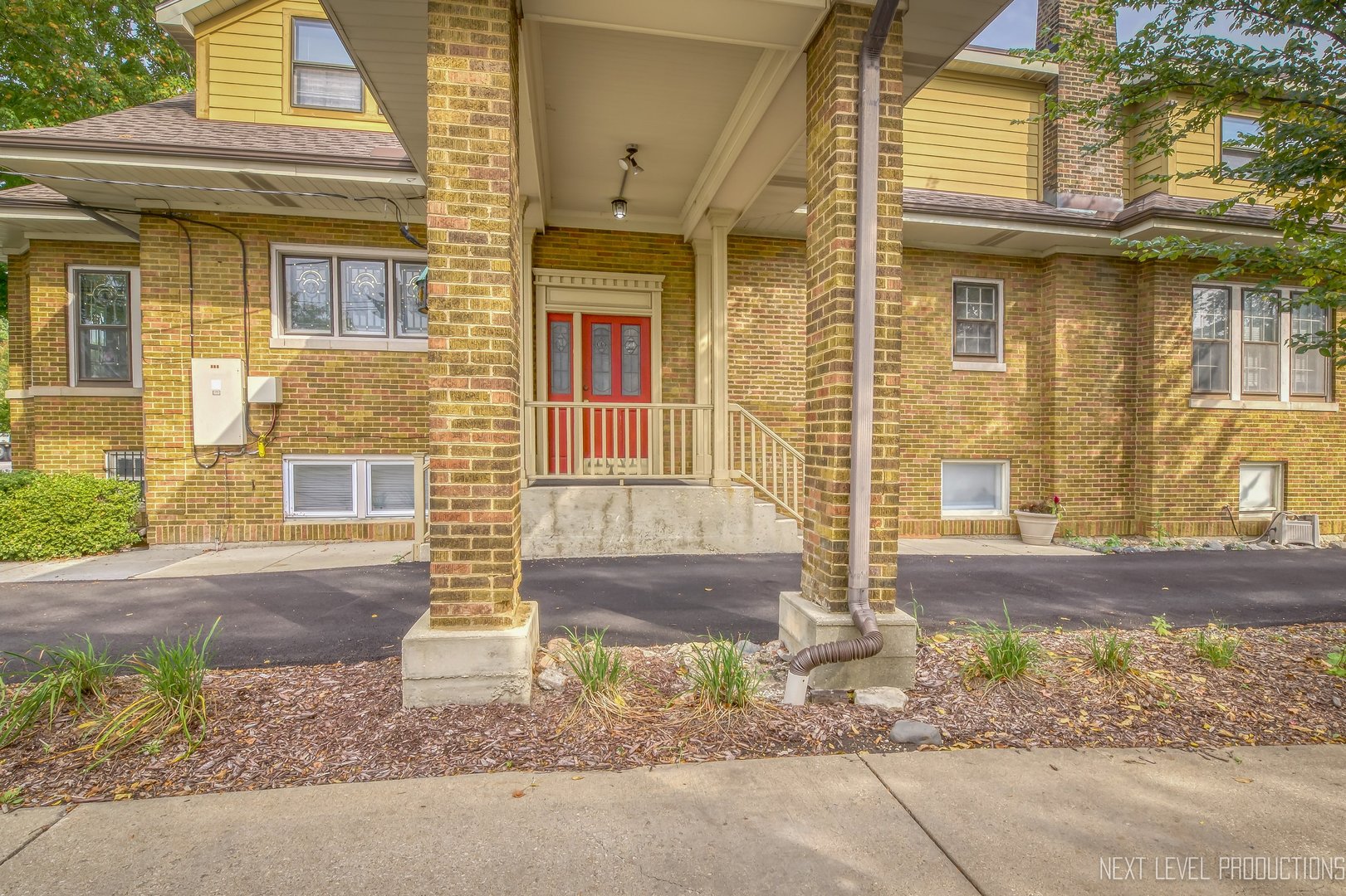 402 E ROOSEVELT Road