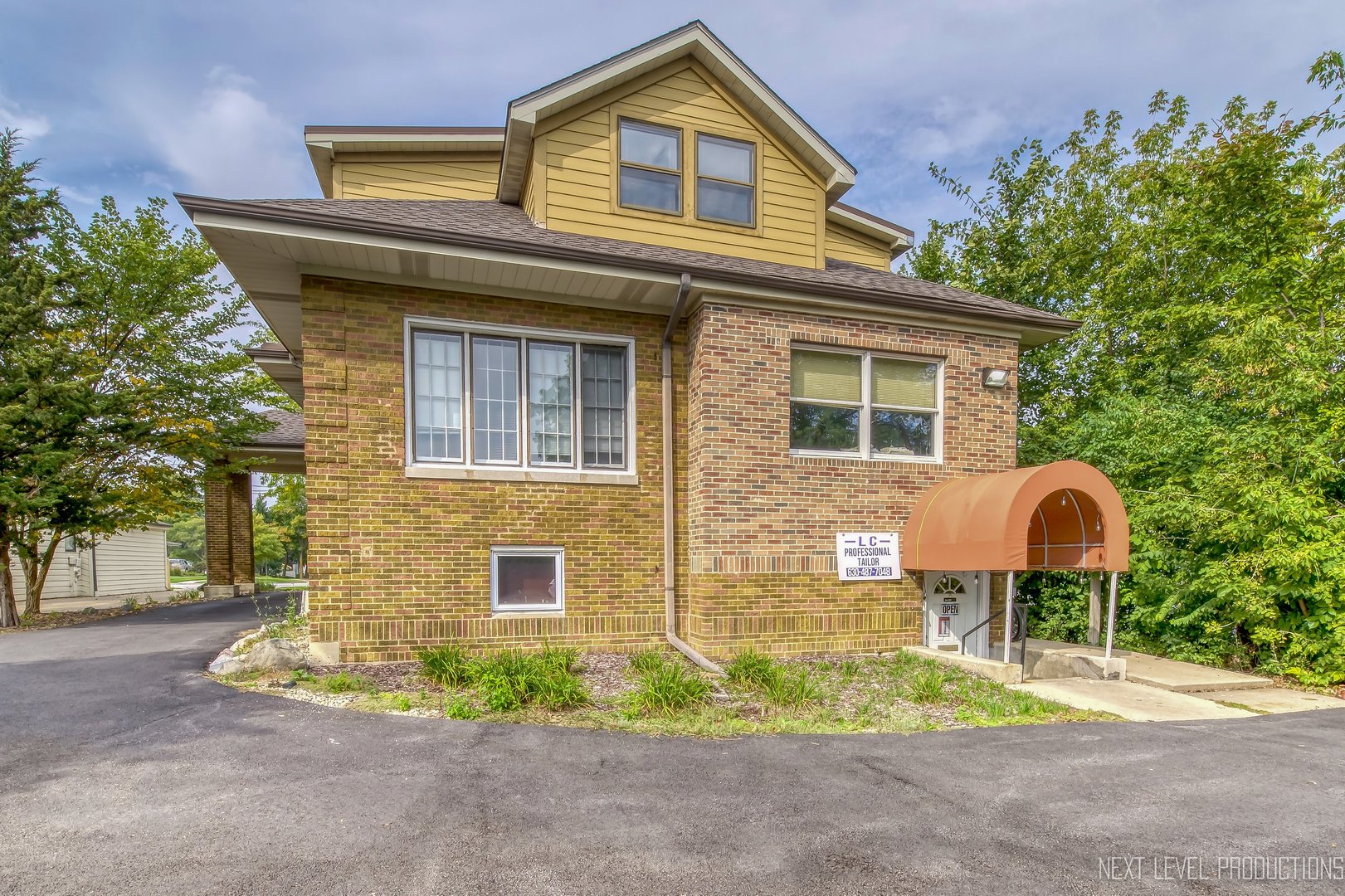 402 E ROOSEVELT Road