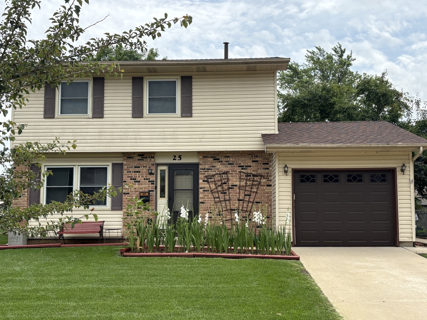 25 W Wrightwood Avenue