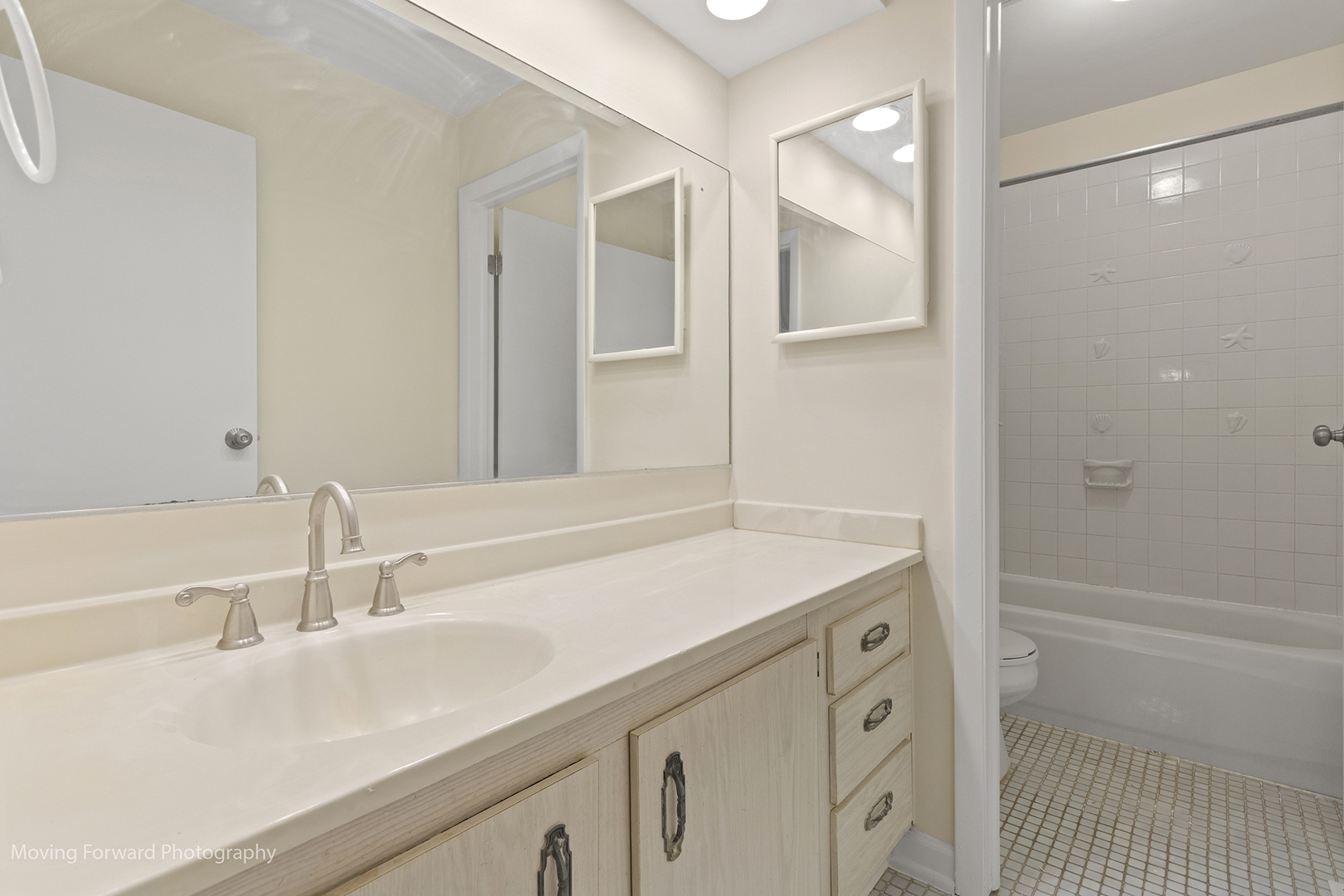 25 W Wrightwood Avenue