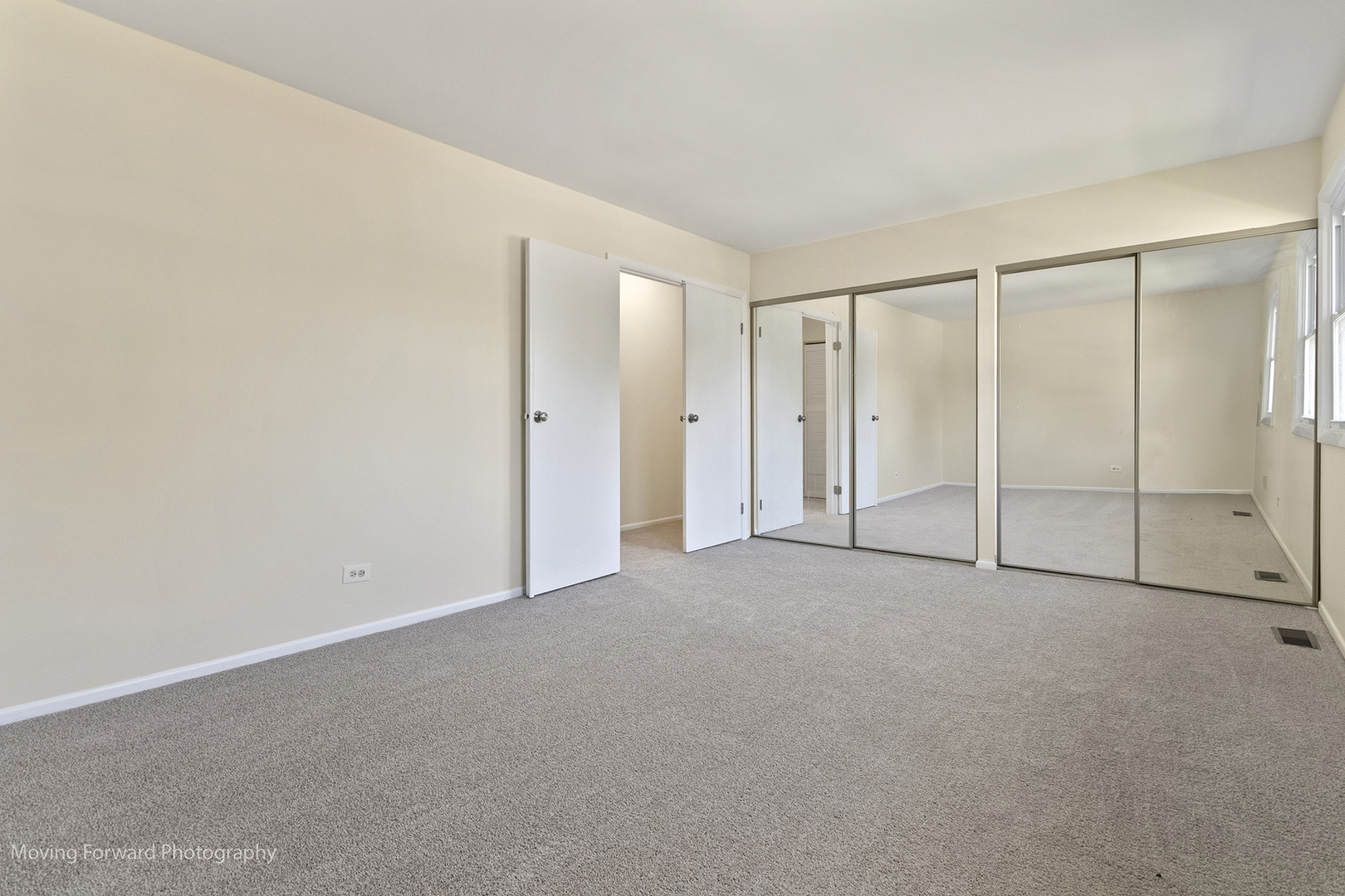 25 W Wrightwood Avenue