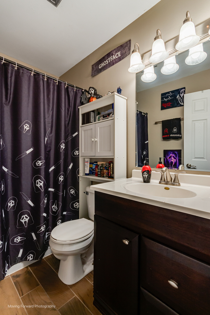 3S389 Chestnut Court