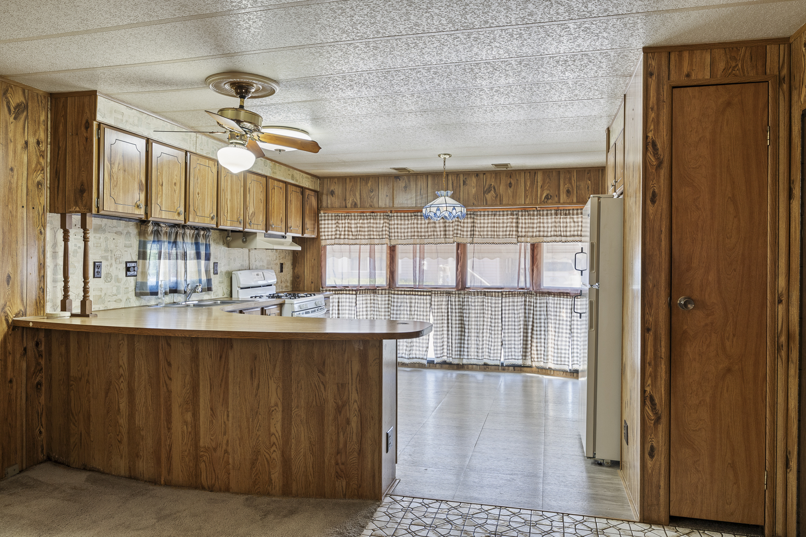 27W370 Geneva Road Unit: 19