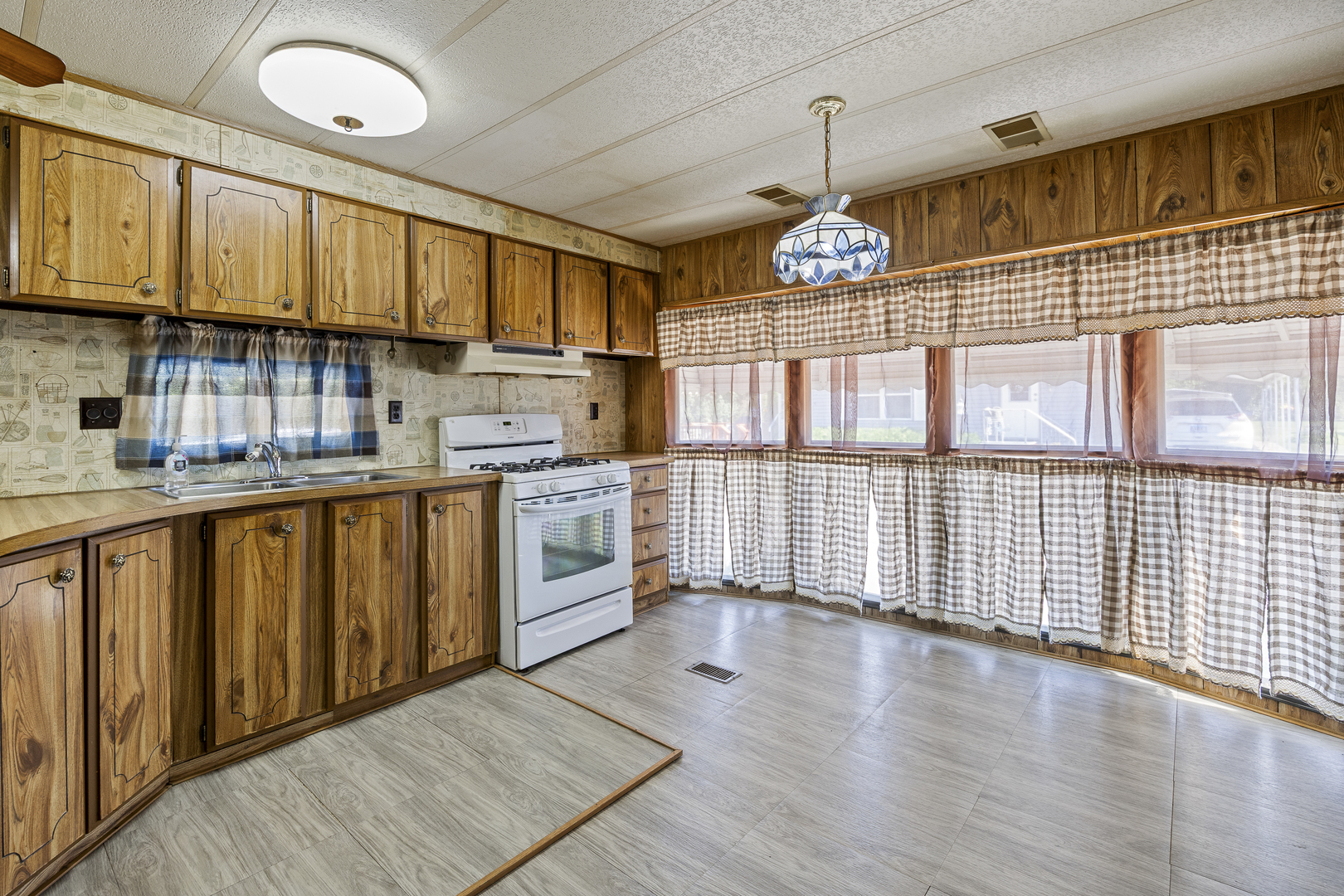 27W370 Geneva Road Unit: 19