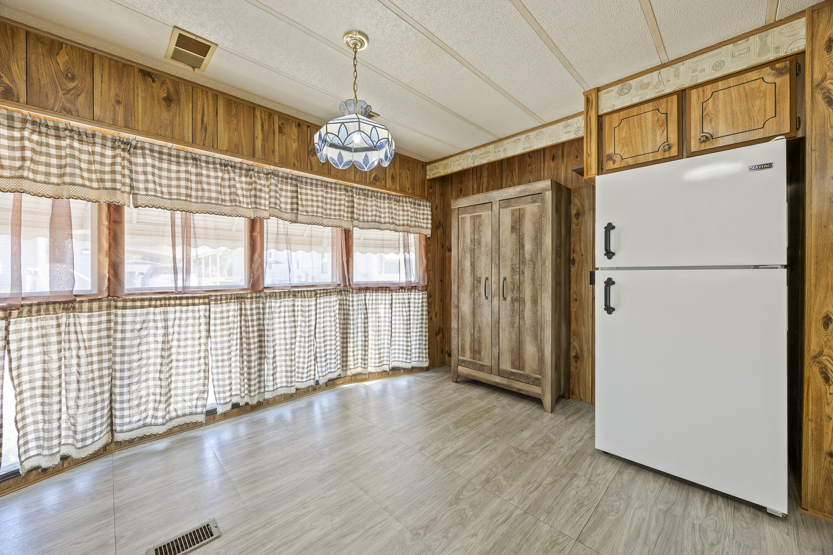 27W370 Geneva Road Unit: 19