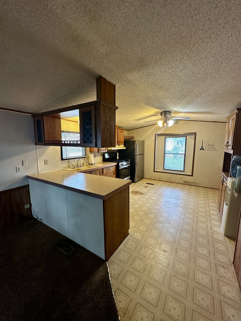 27W370 Geneva Road Unit: 124