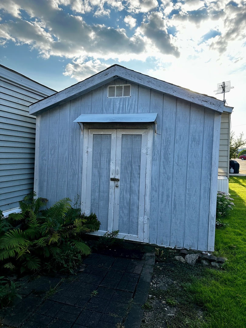 27W370 Geneva Road Unit: 124