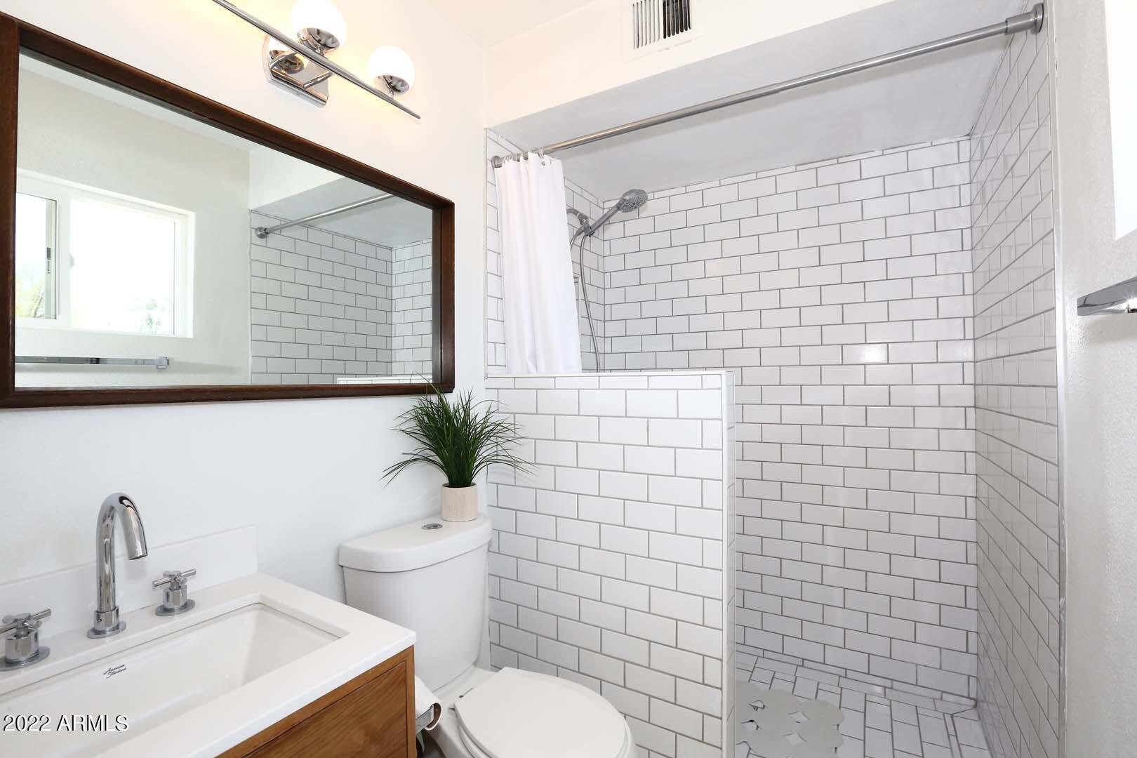 572 W LA DONNA Drive