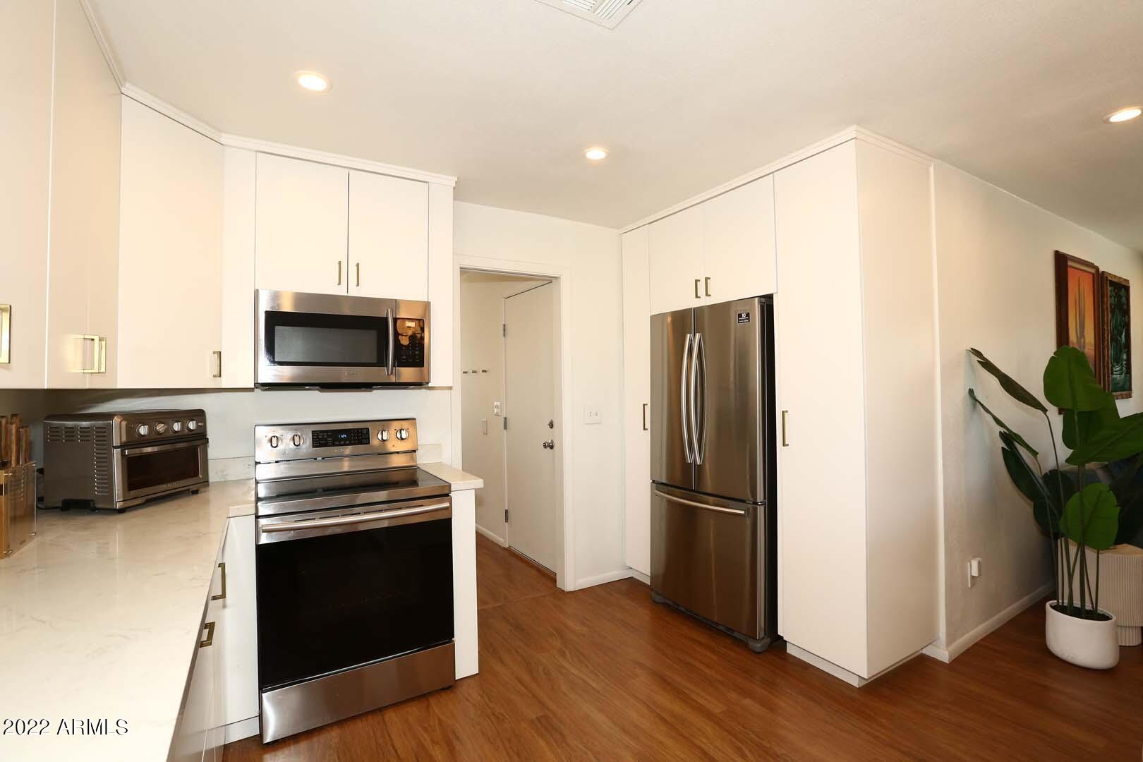 572 W LA DONNA Drive