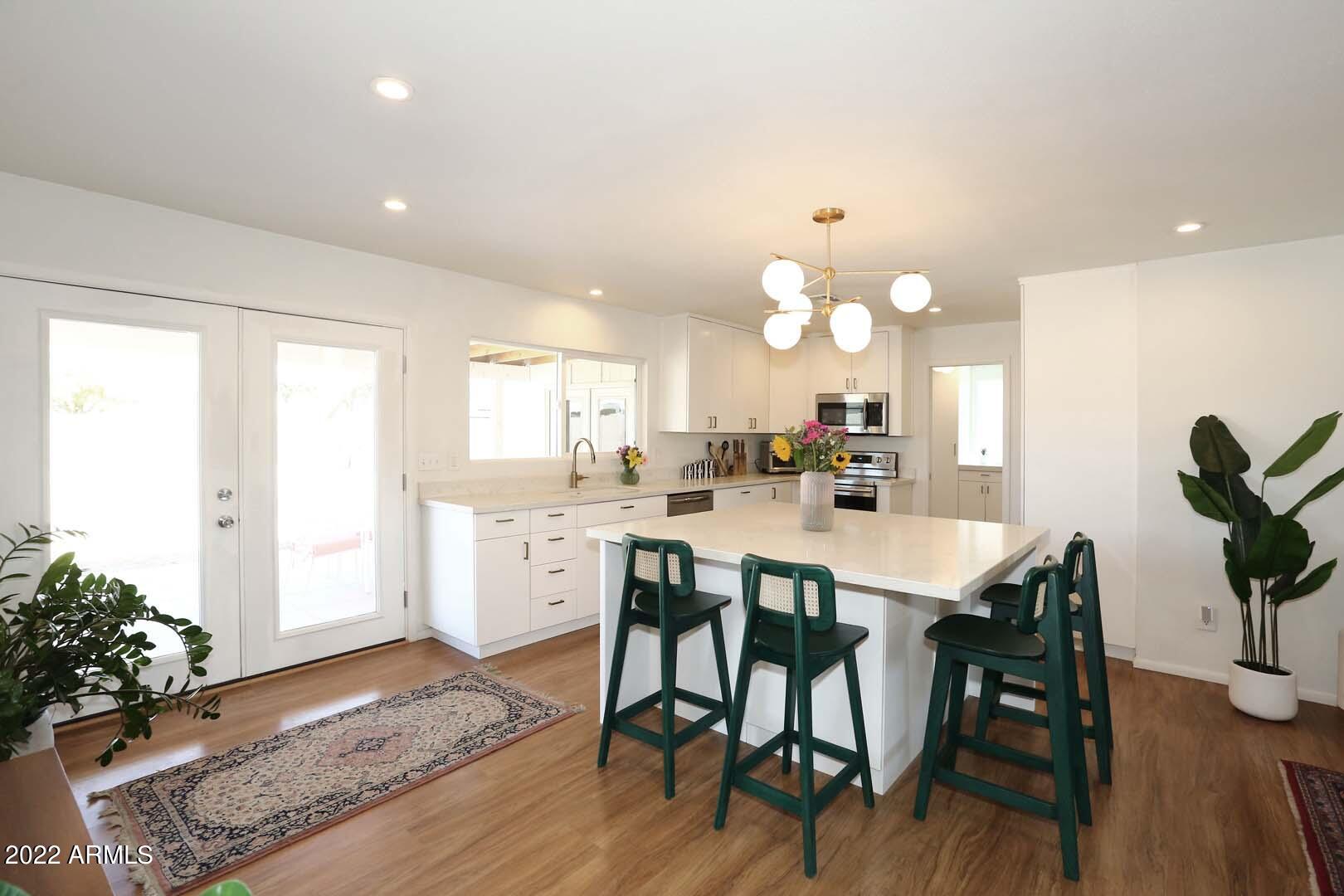572 W LA DONNA Drive