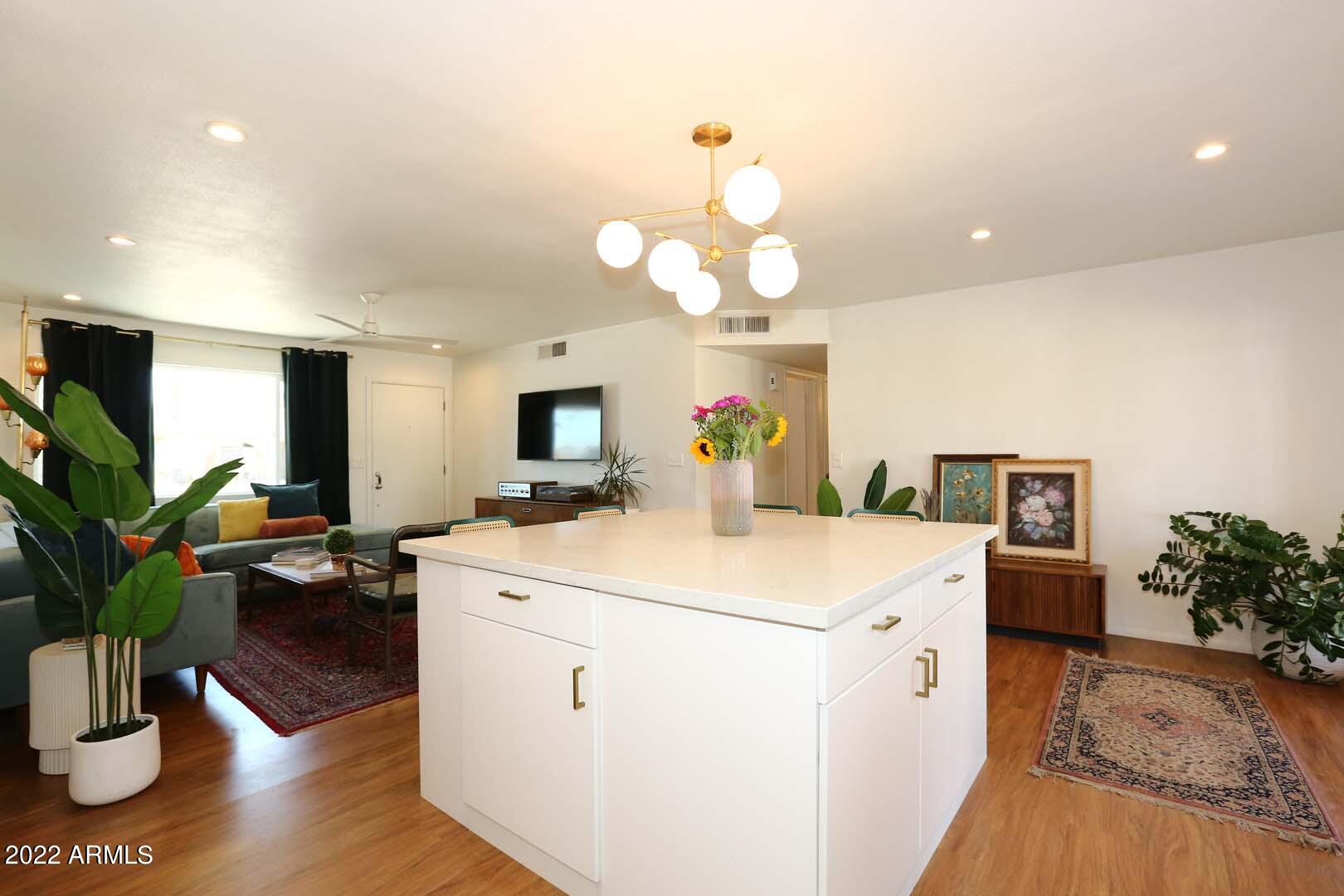 572 W LA DONNA Drive