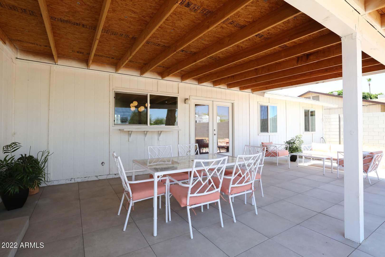 572 W LA DONNA Drive