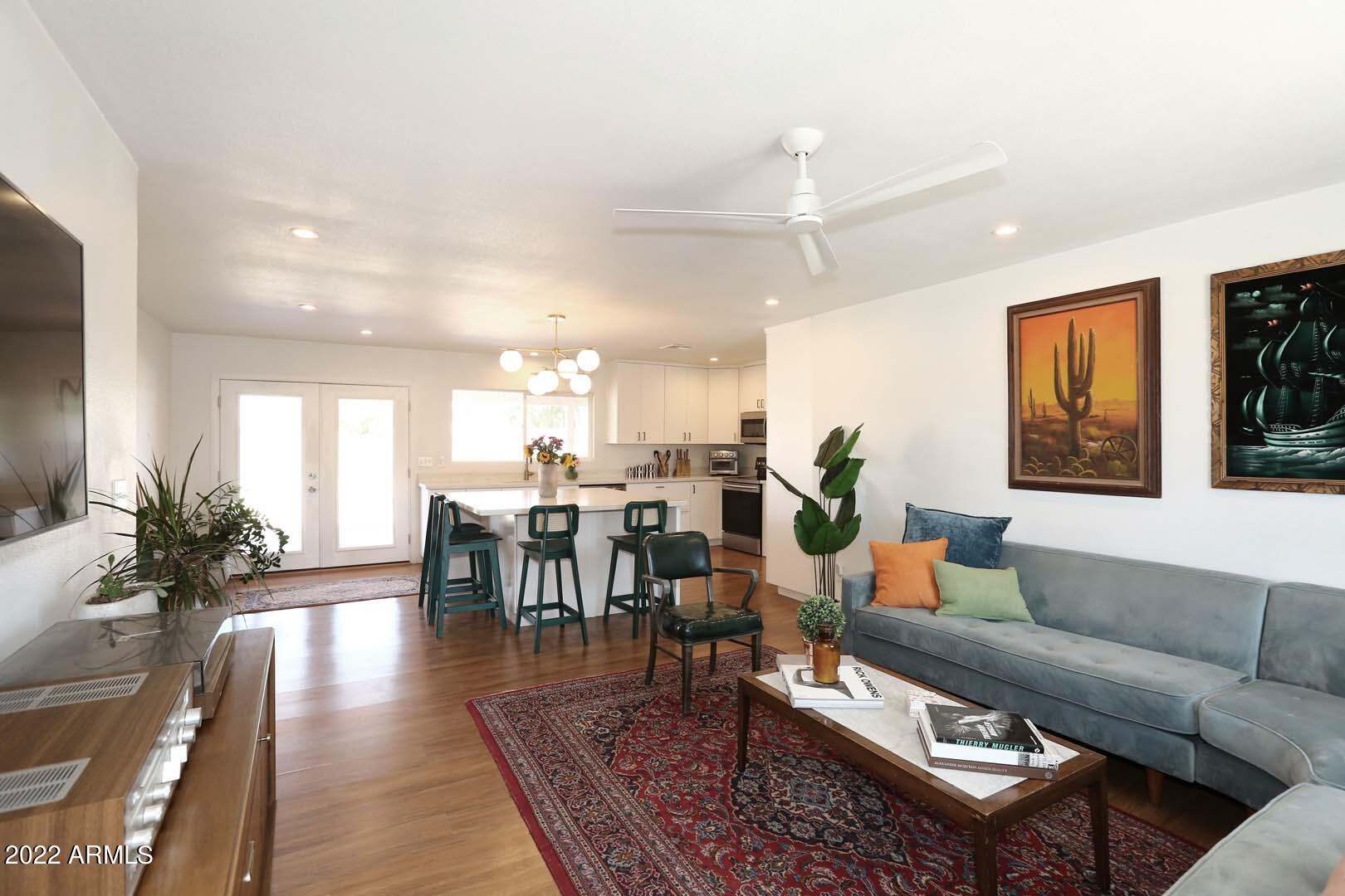 572 W LA DONNA Drive