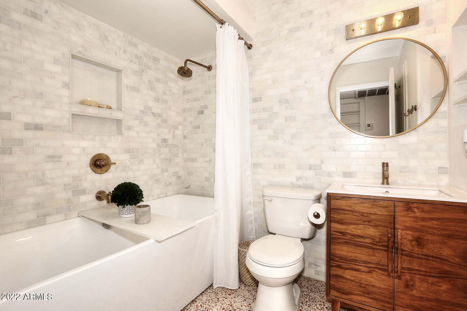 572 W LA DONNA Drive