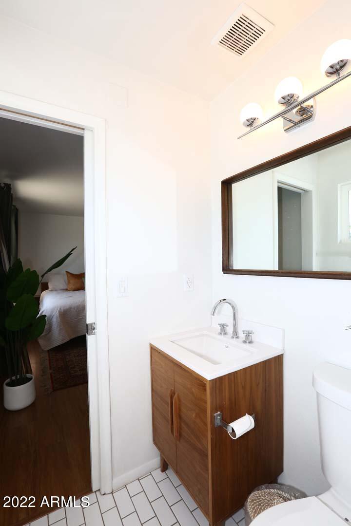 572 W LA DONNA Drive
