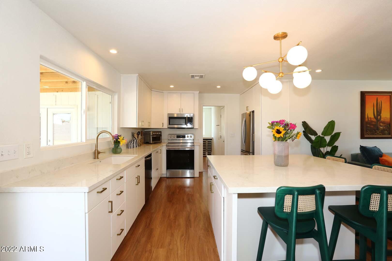 572 W LA DONNA Drive