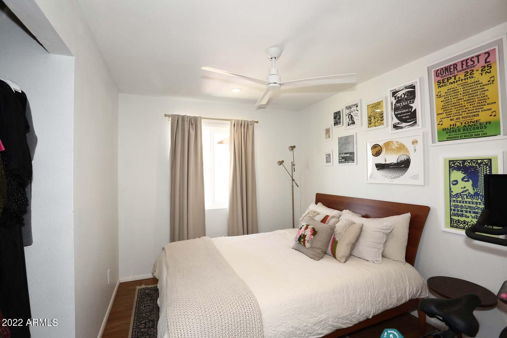 572 W LA DONNA Drive