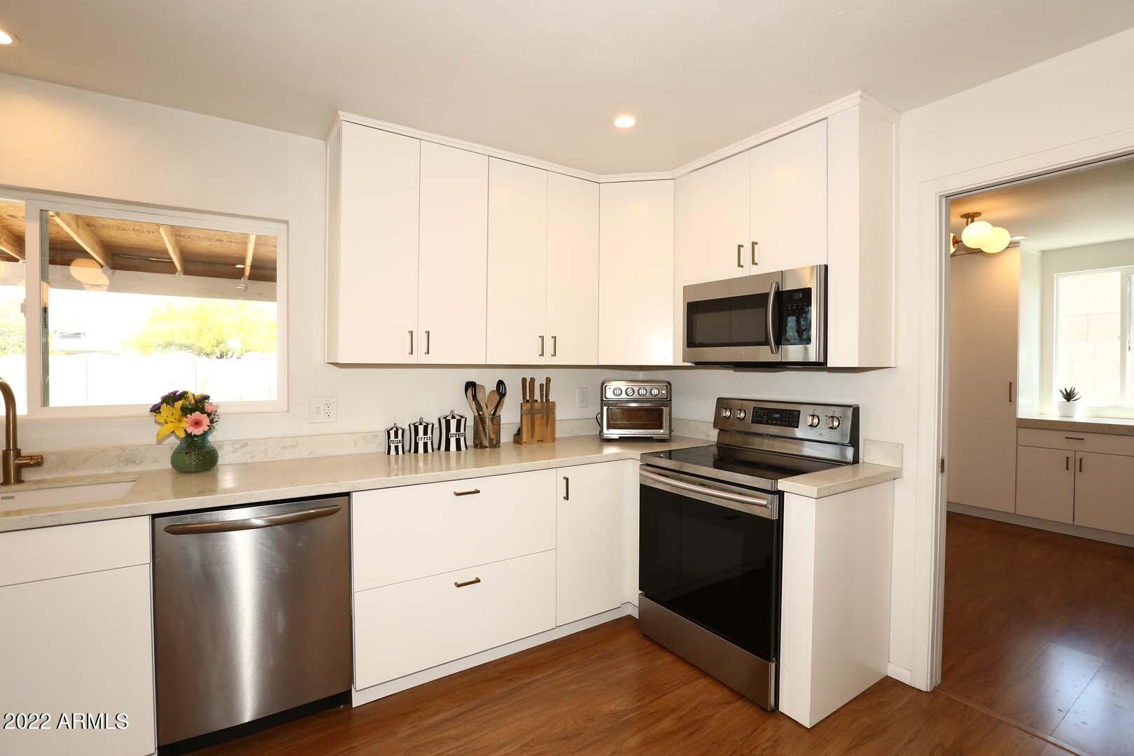 572 W LA DONNA Drive