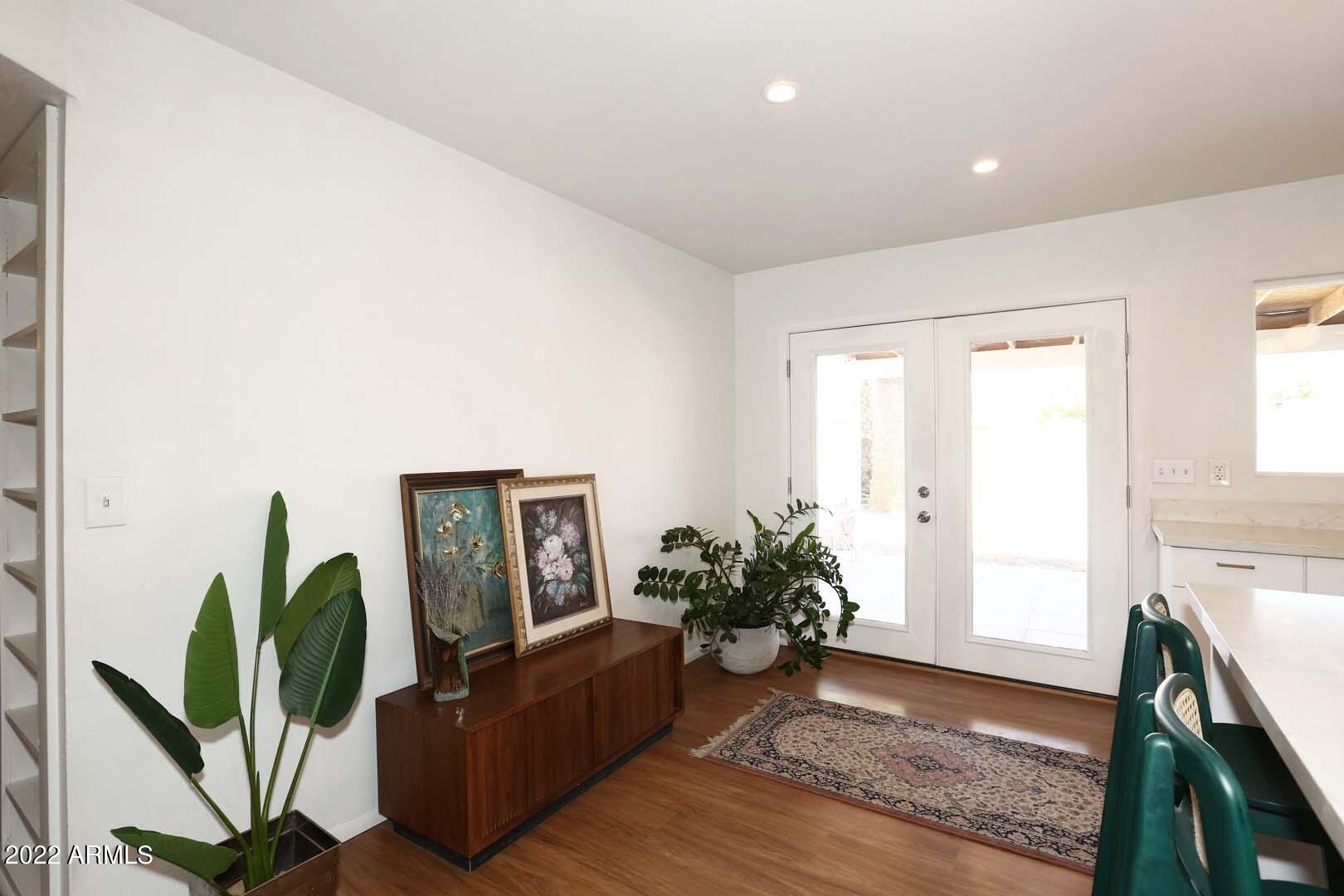 572 W LA DONNA Drive
