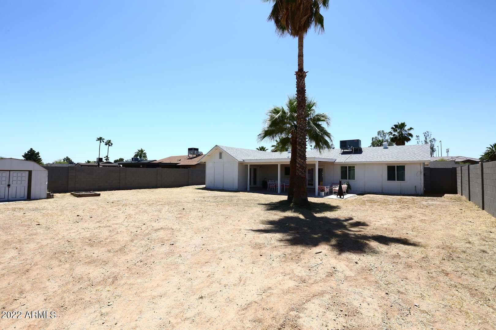 572 W LA DONNA Drive
