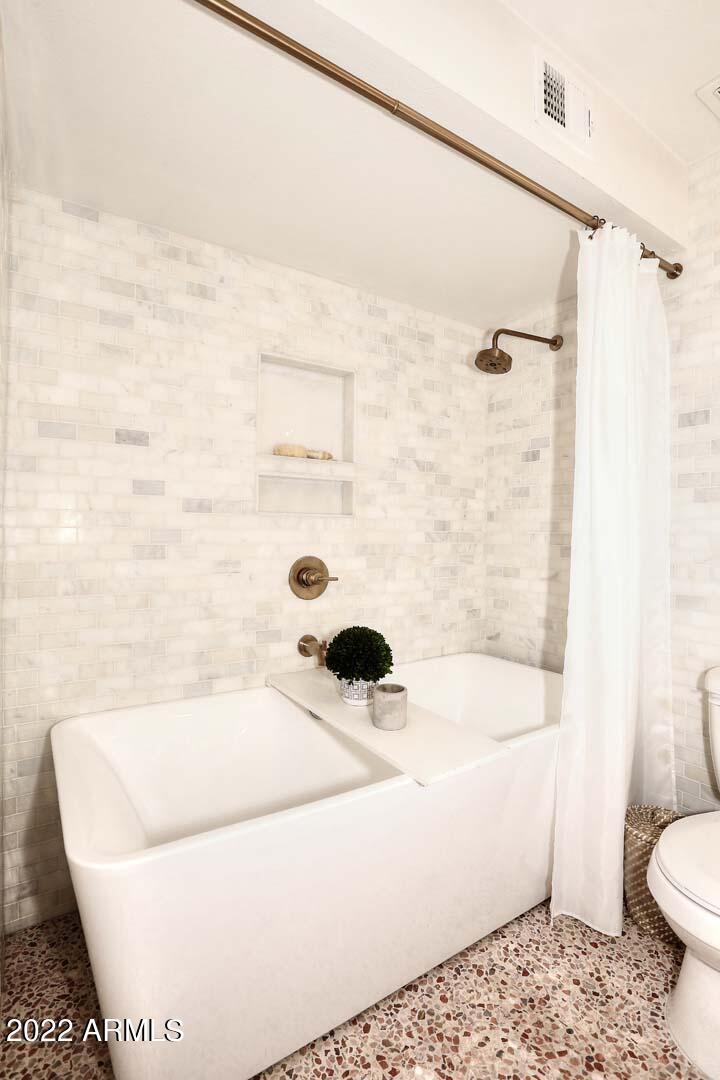 572 W LA DONNA Drive