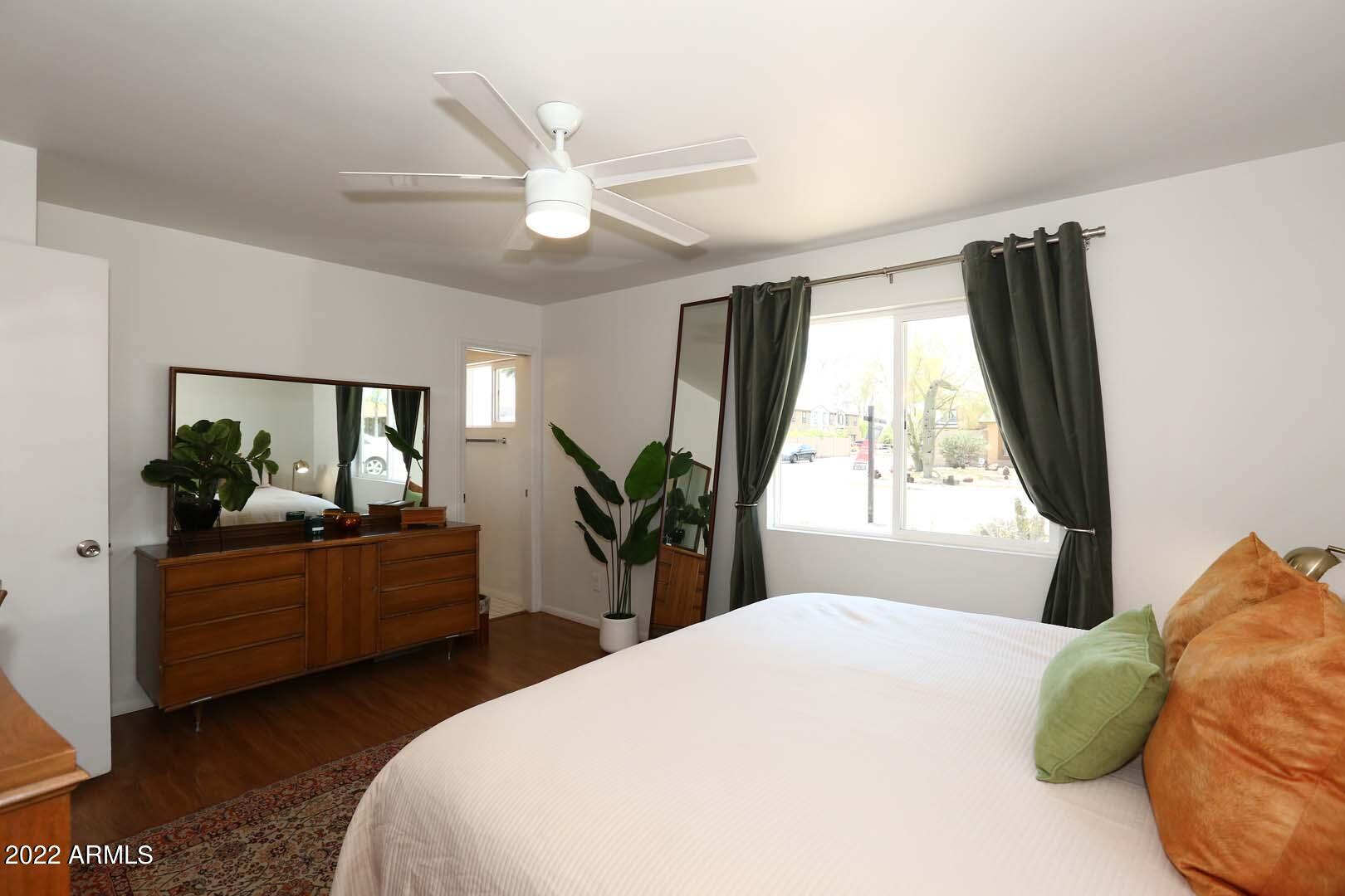 572 W LA DONNA Drive