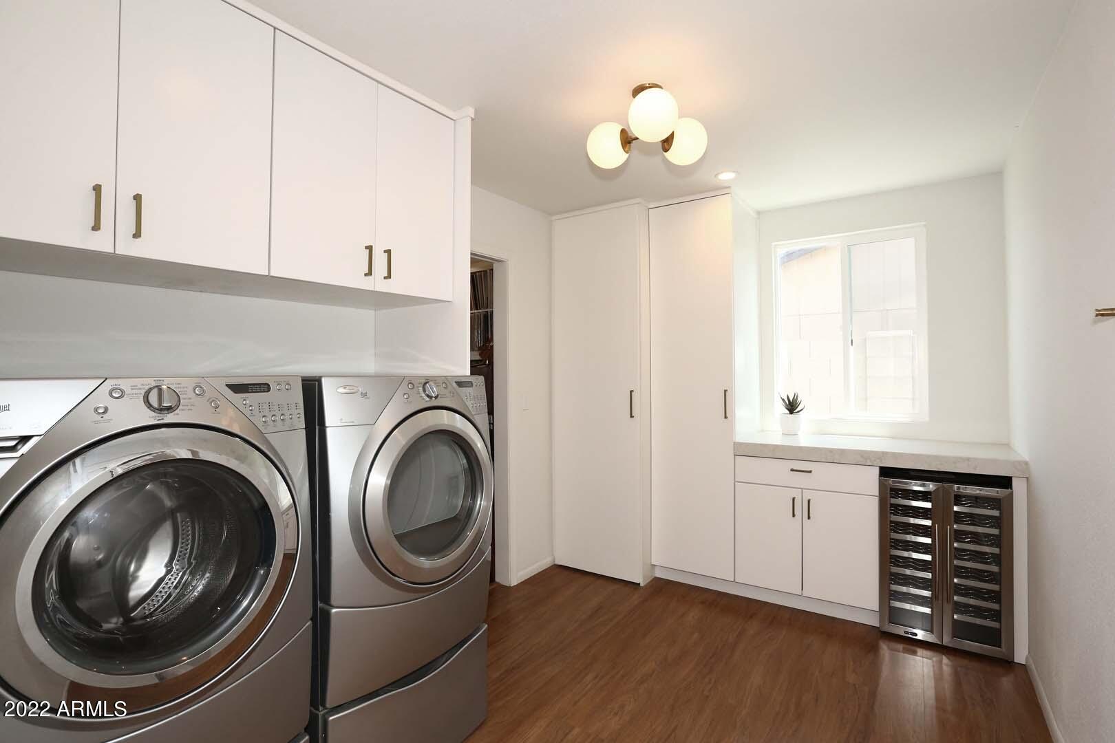 572 W LA DONNA Drive