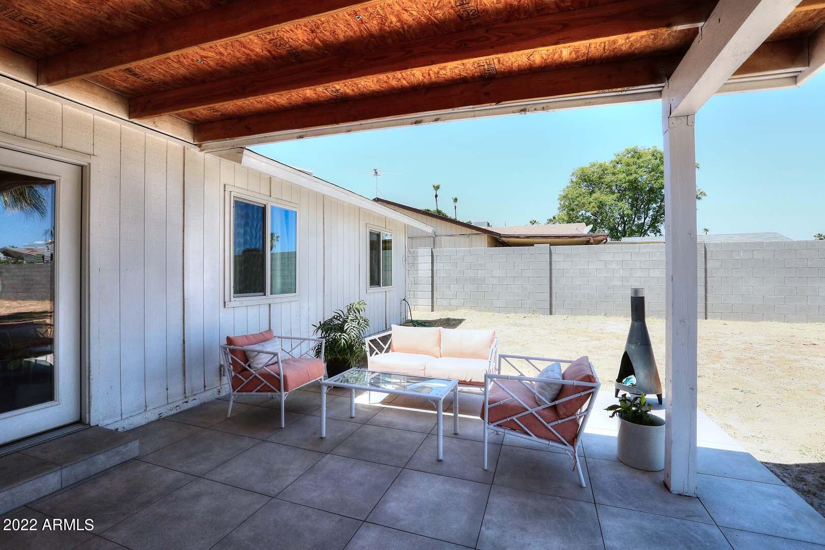 572 W LA DONNA Drive