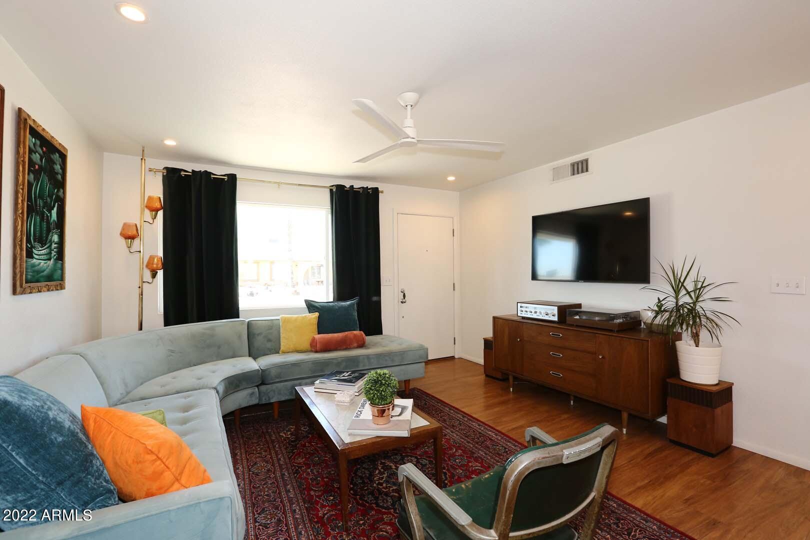 572 W LA DONNA Drive