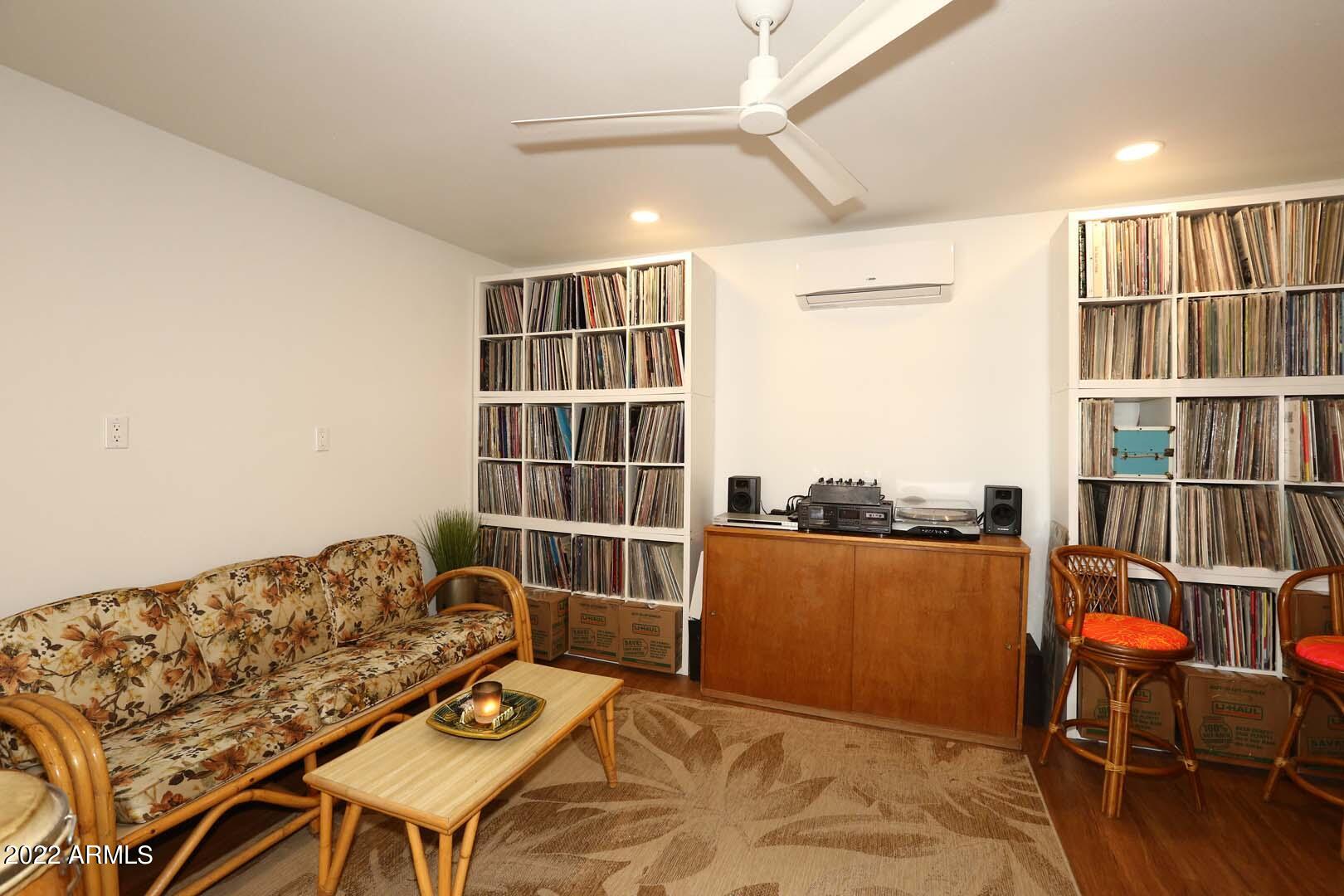 572 W LA DONNA Drive