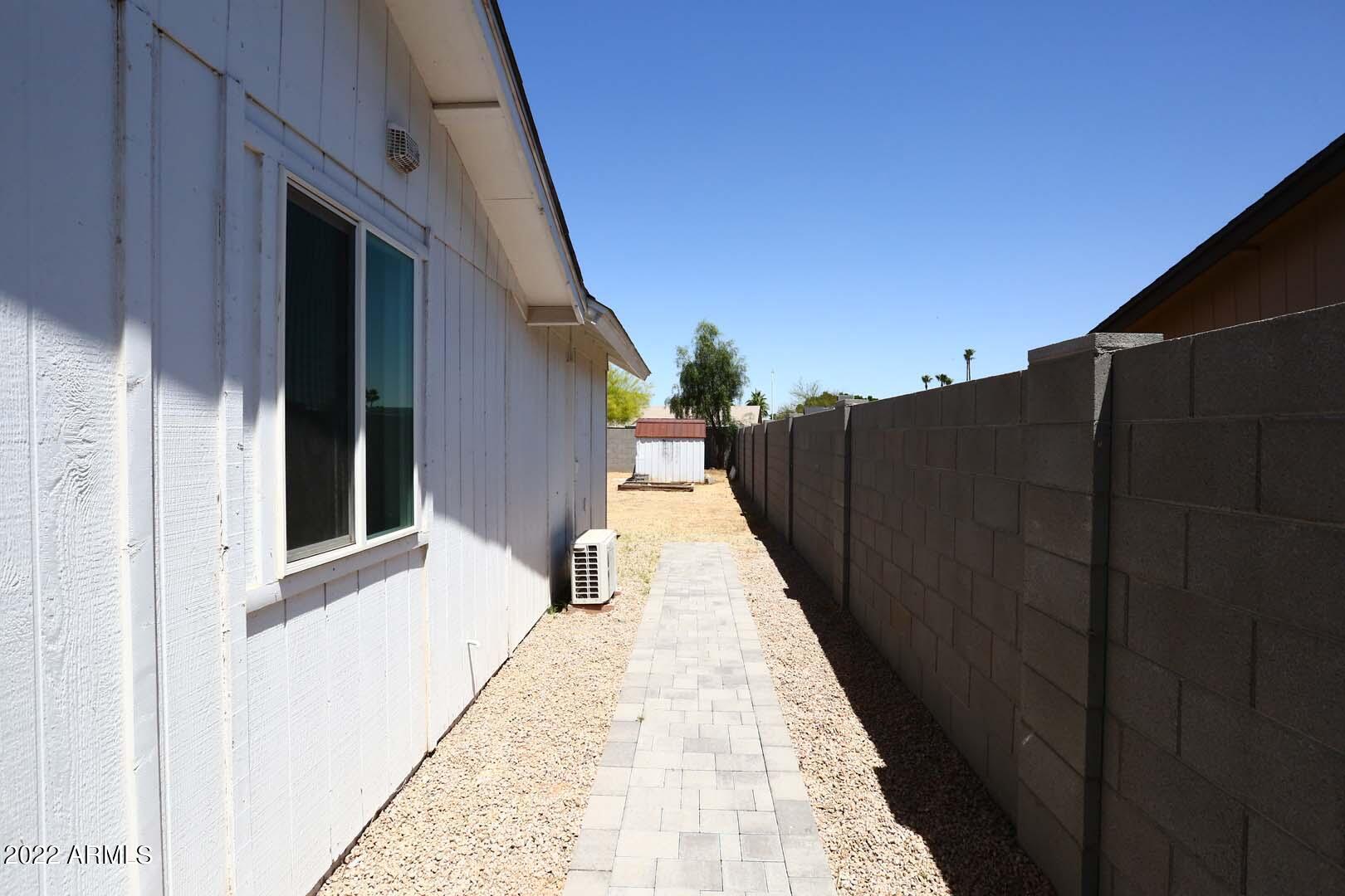 572 W LA DONNA Drive