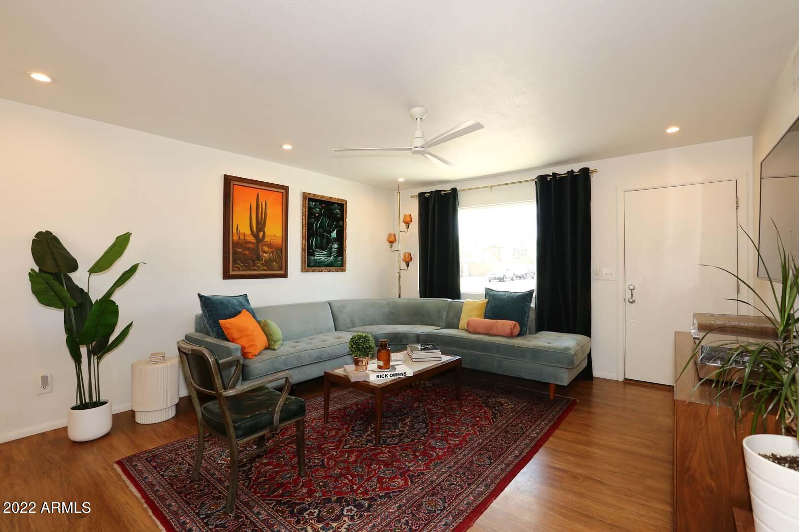 572 W LA DONNA Drive