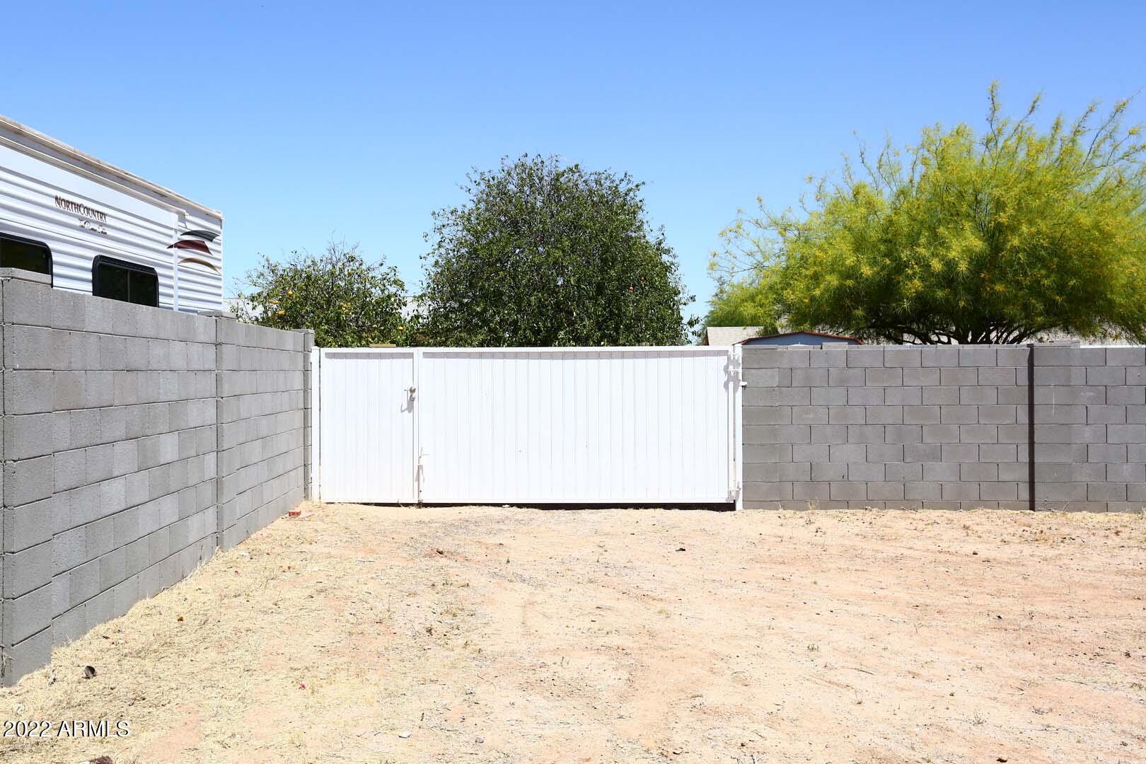 572 W LA DONNA Drive