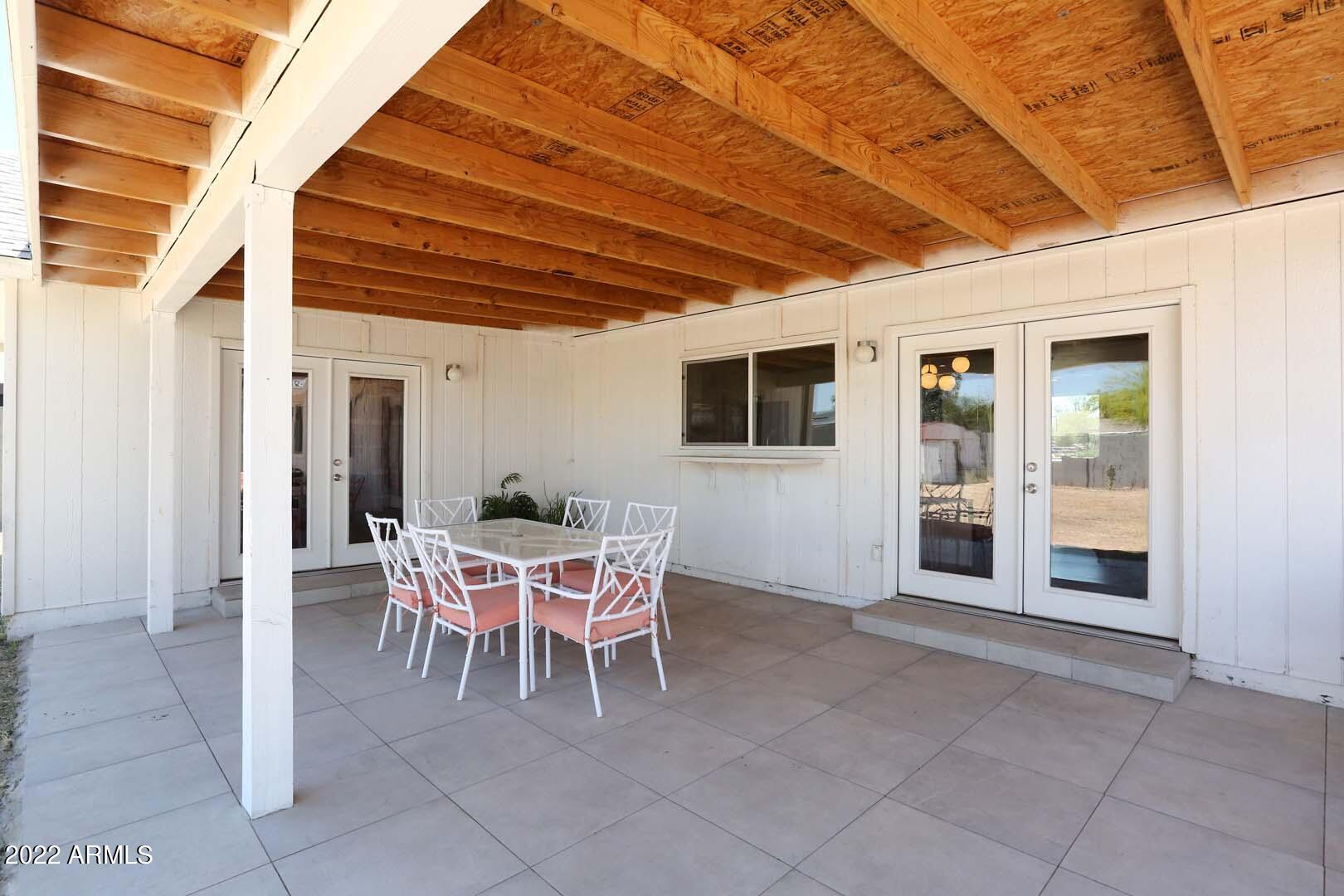 572 W LA DONNA Drive