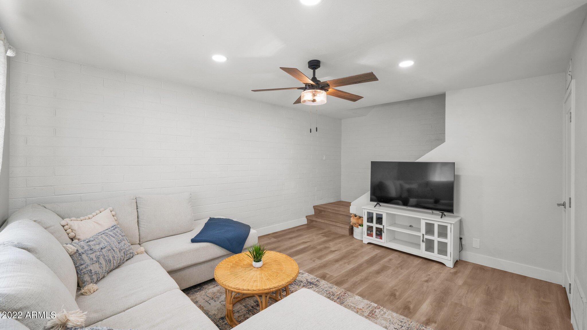 1025 N 84TH Place