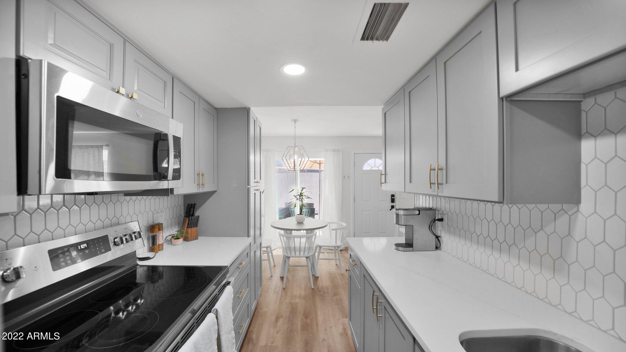 1025 N 84TH Place
