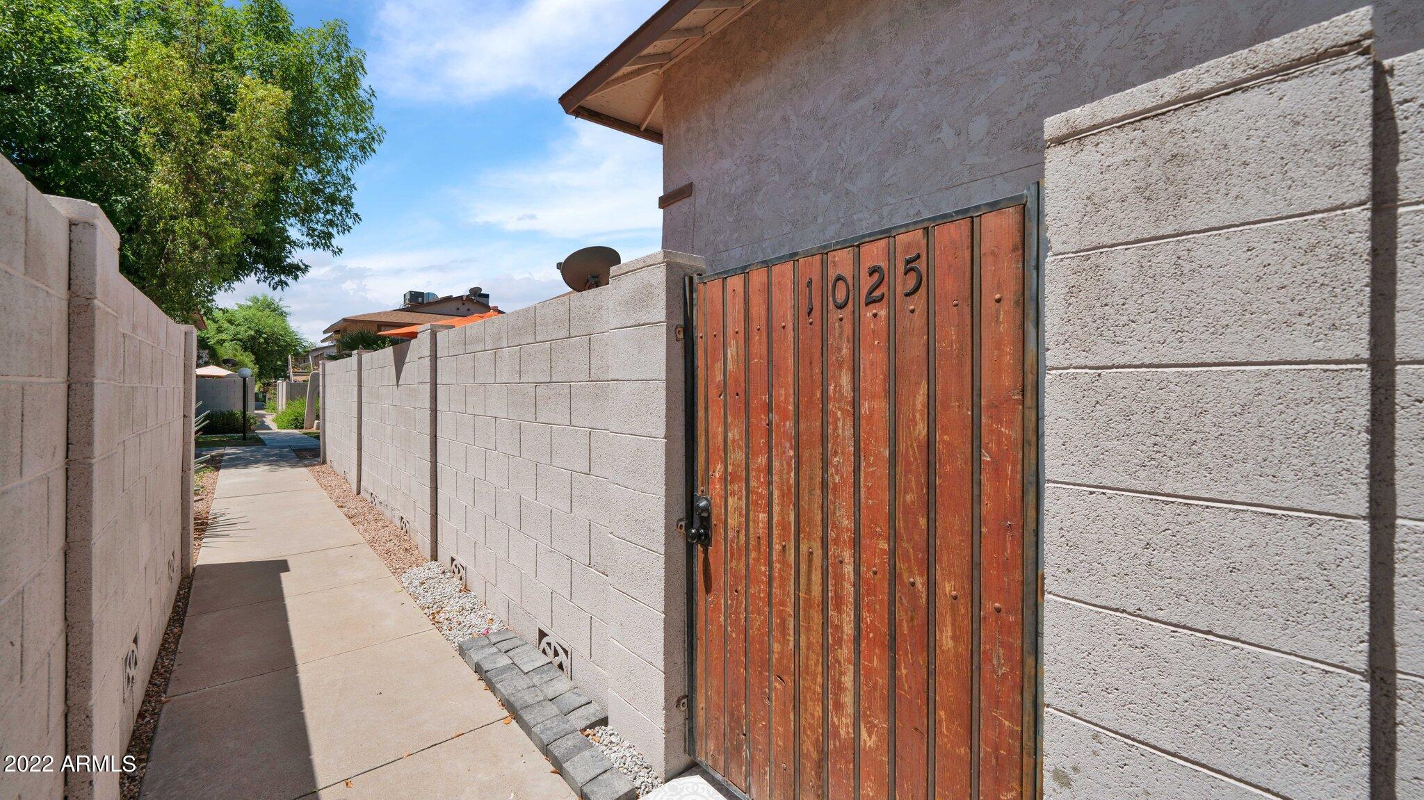1025 N 84TH Place