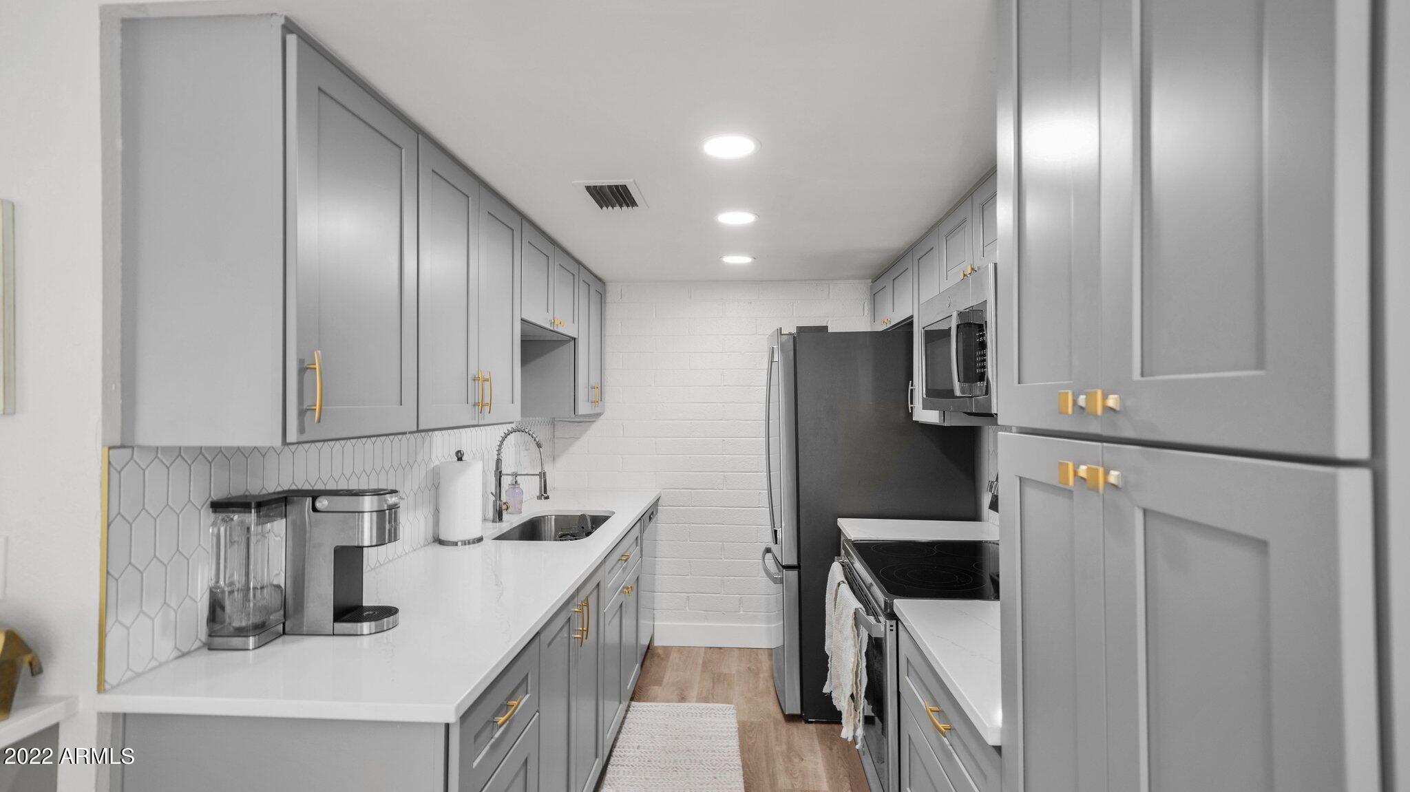 1025 N 84TH Place