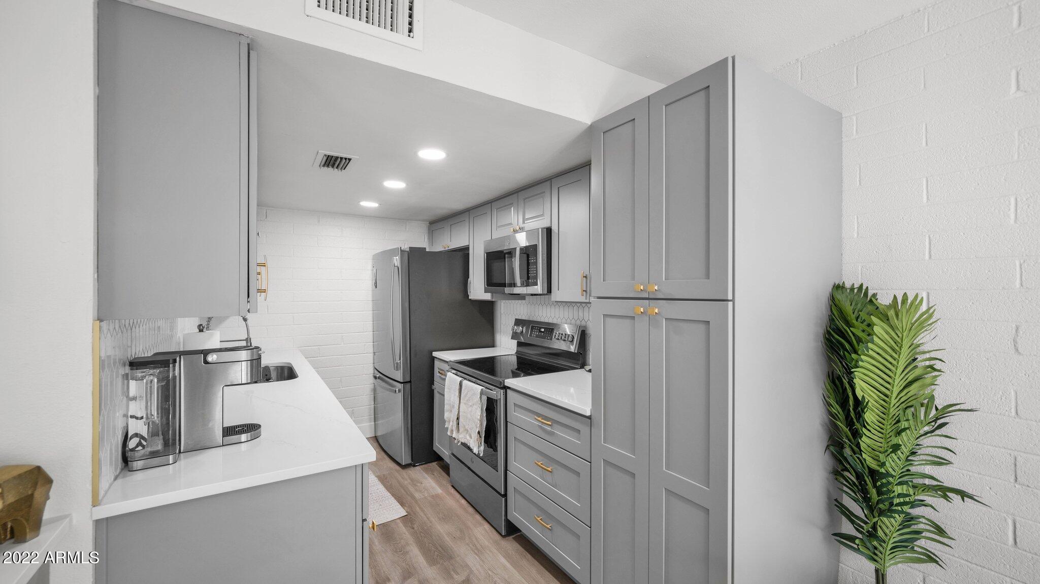 1025 N 84TH Place