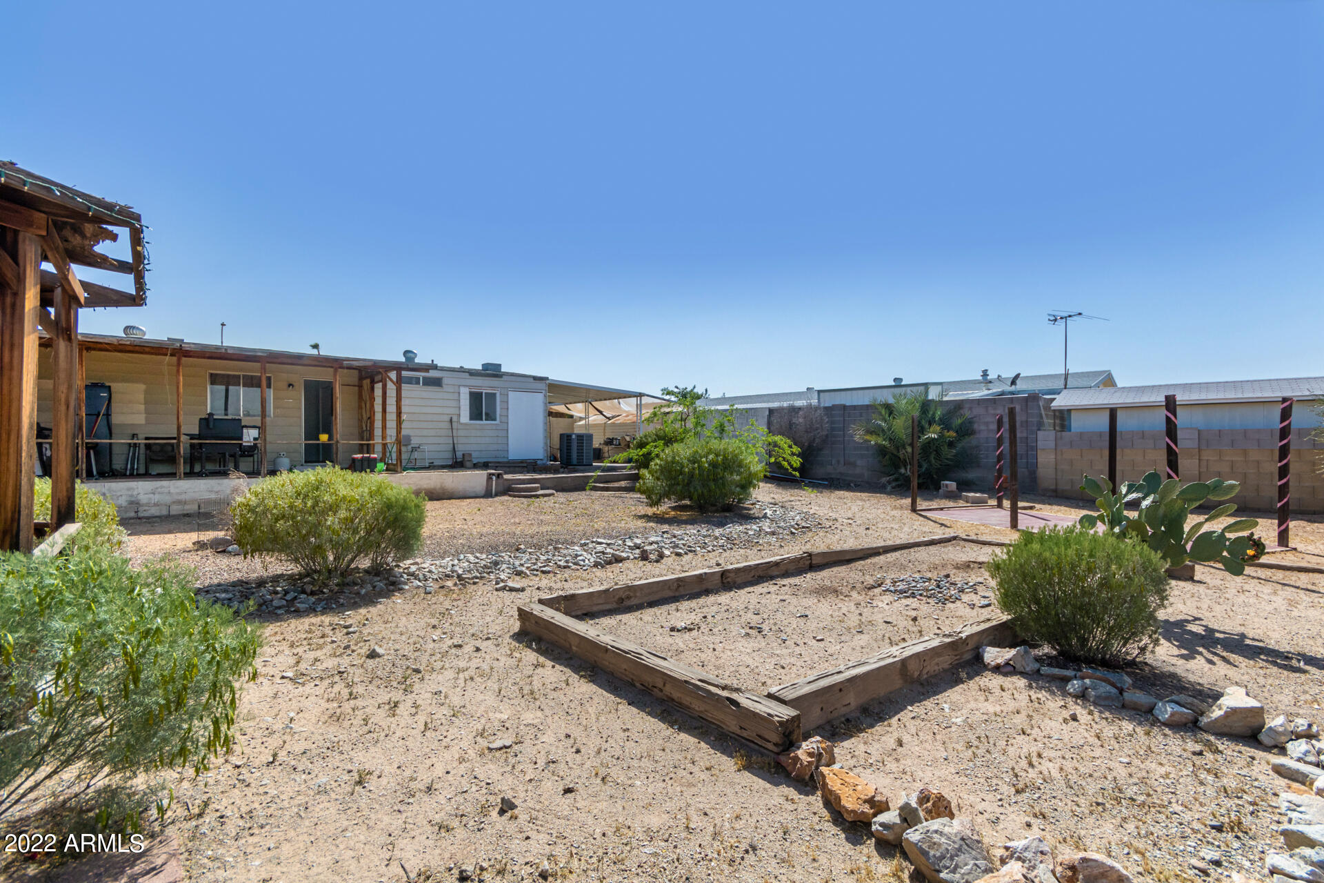4118 E RIDGE Road