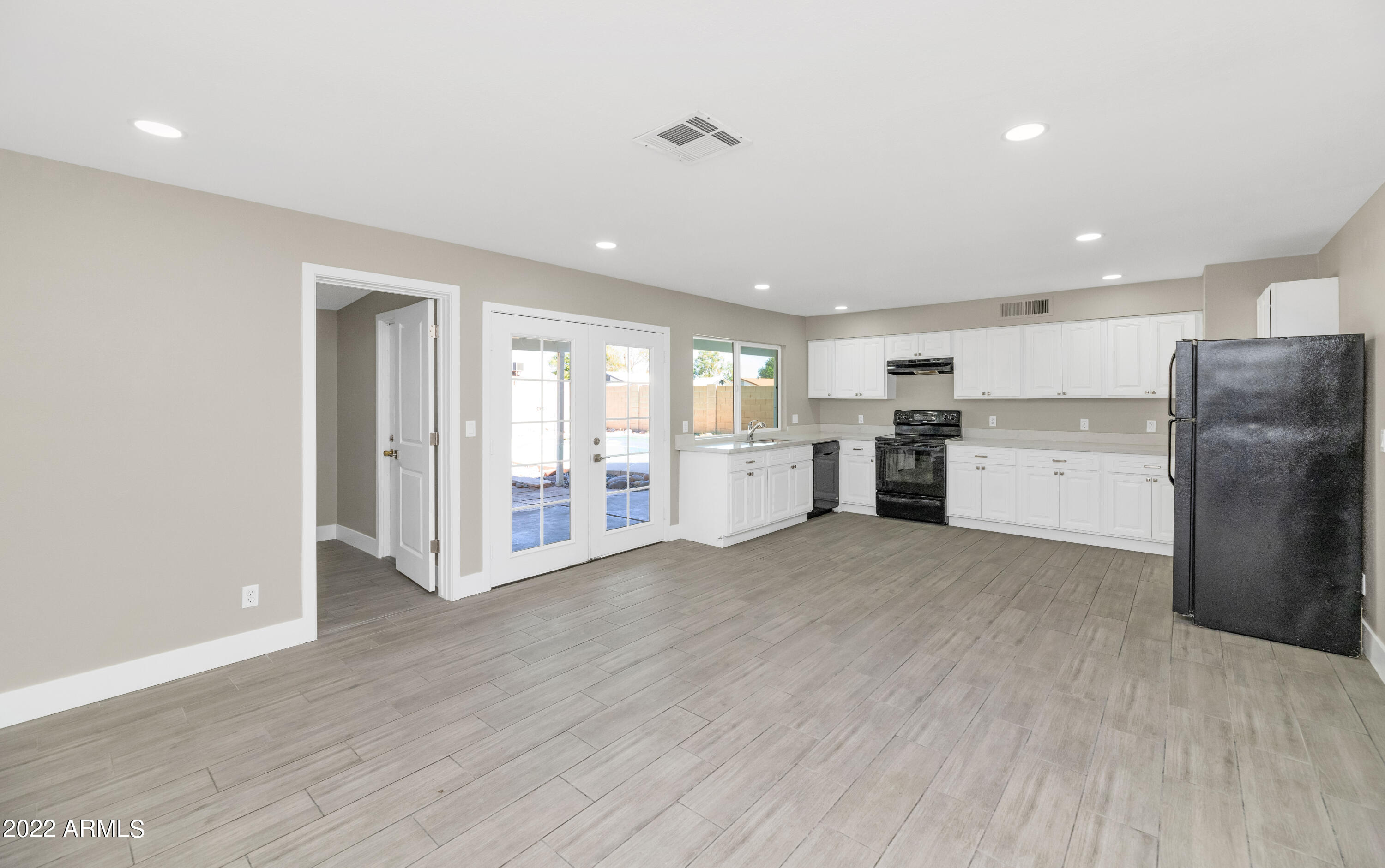 914 W WESTCHESTER Avenue