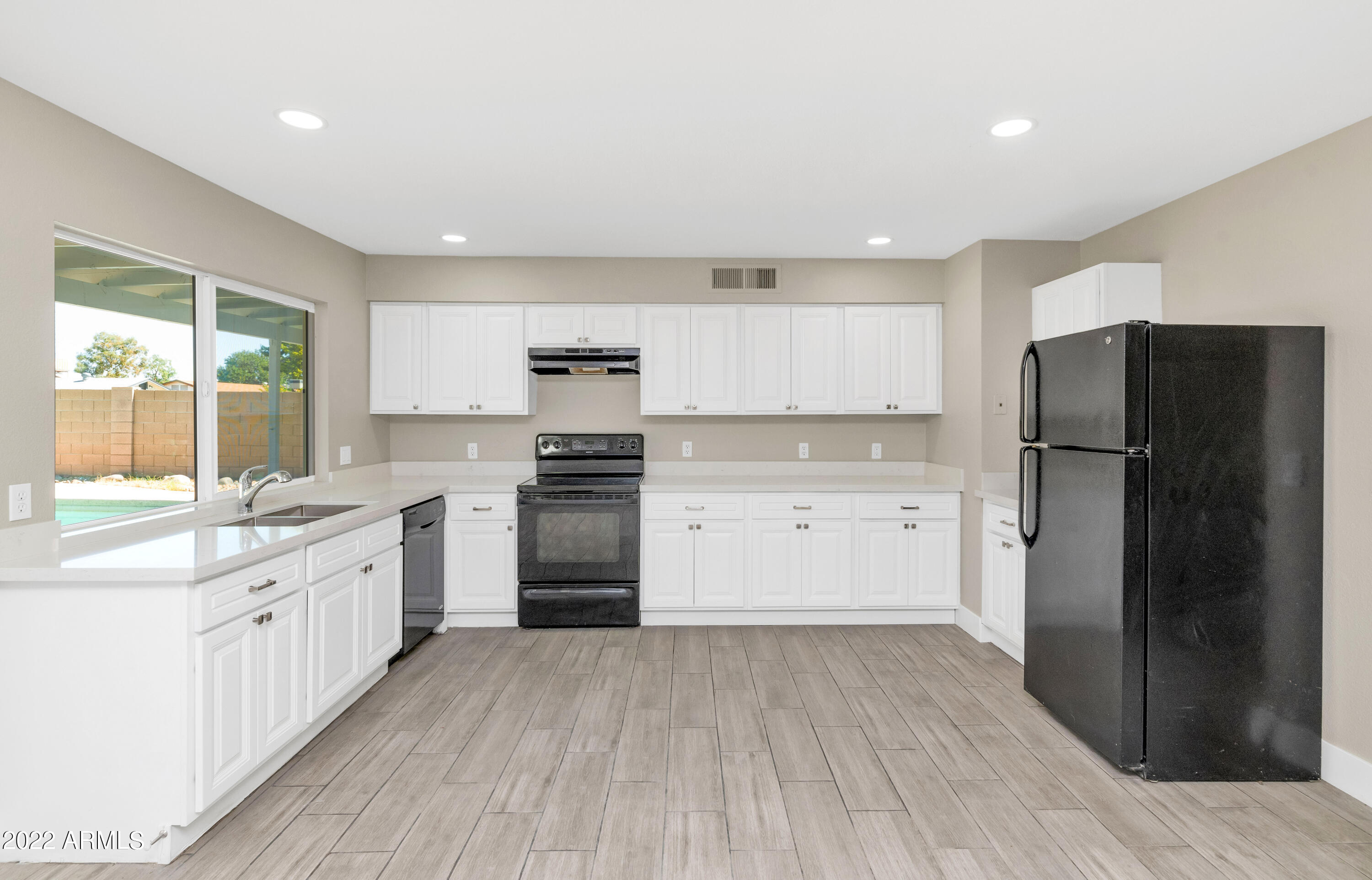 914 W WESTCHESTER Avenue