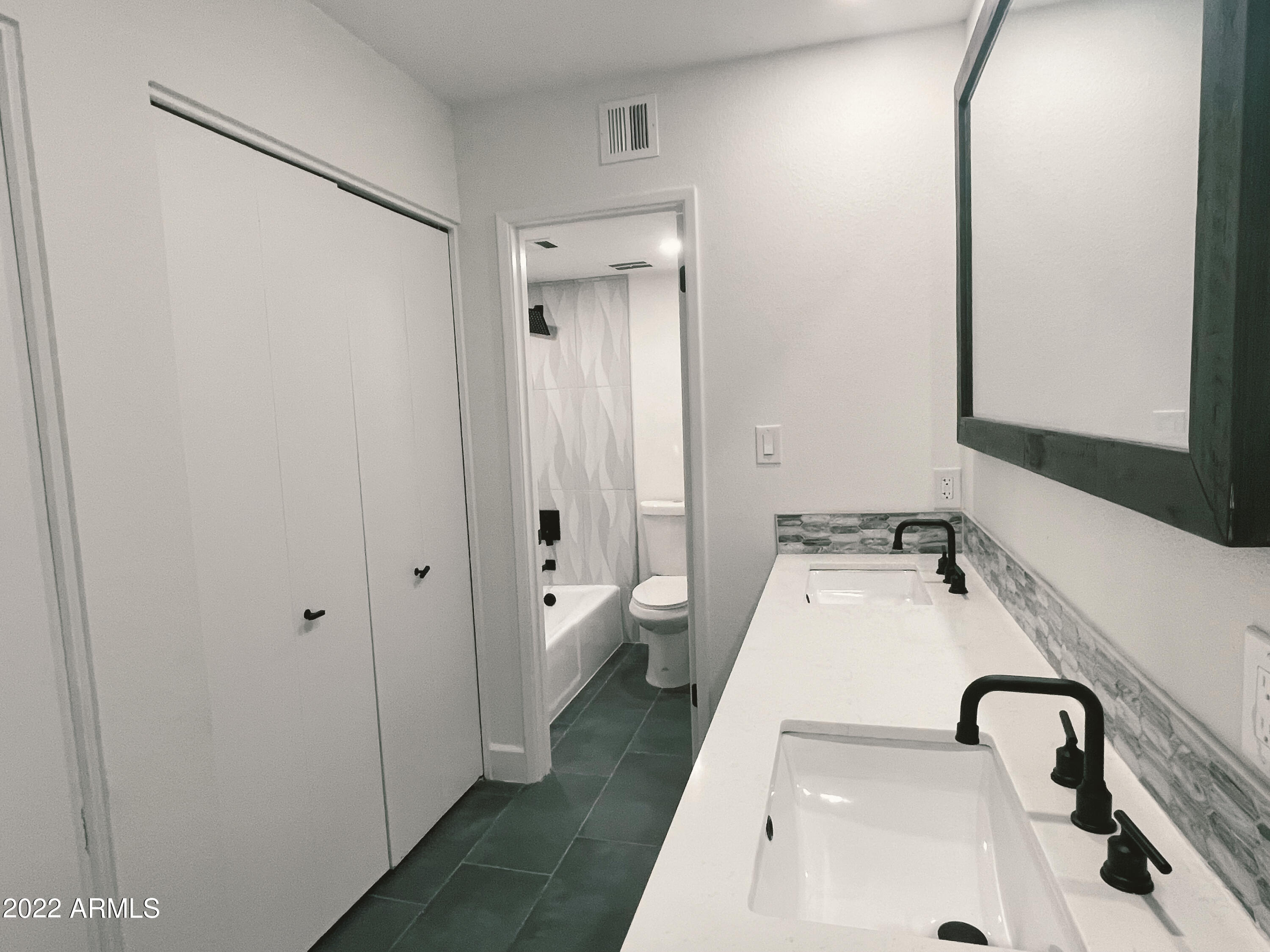 8562 E INDIAN SCHOOL Road Unit: E