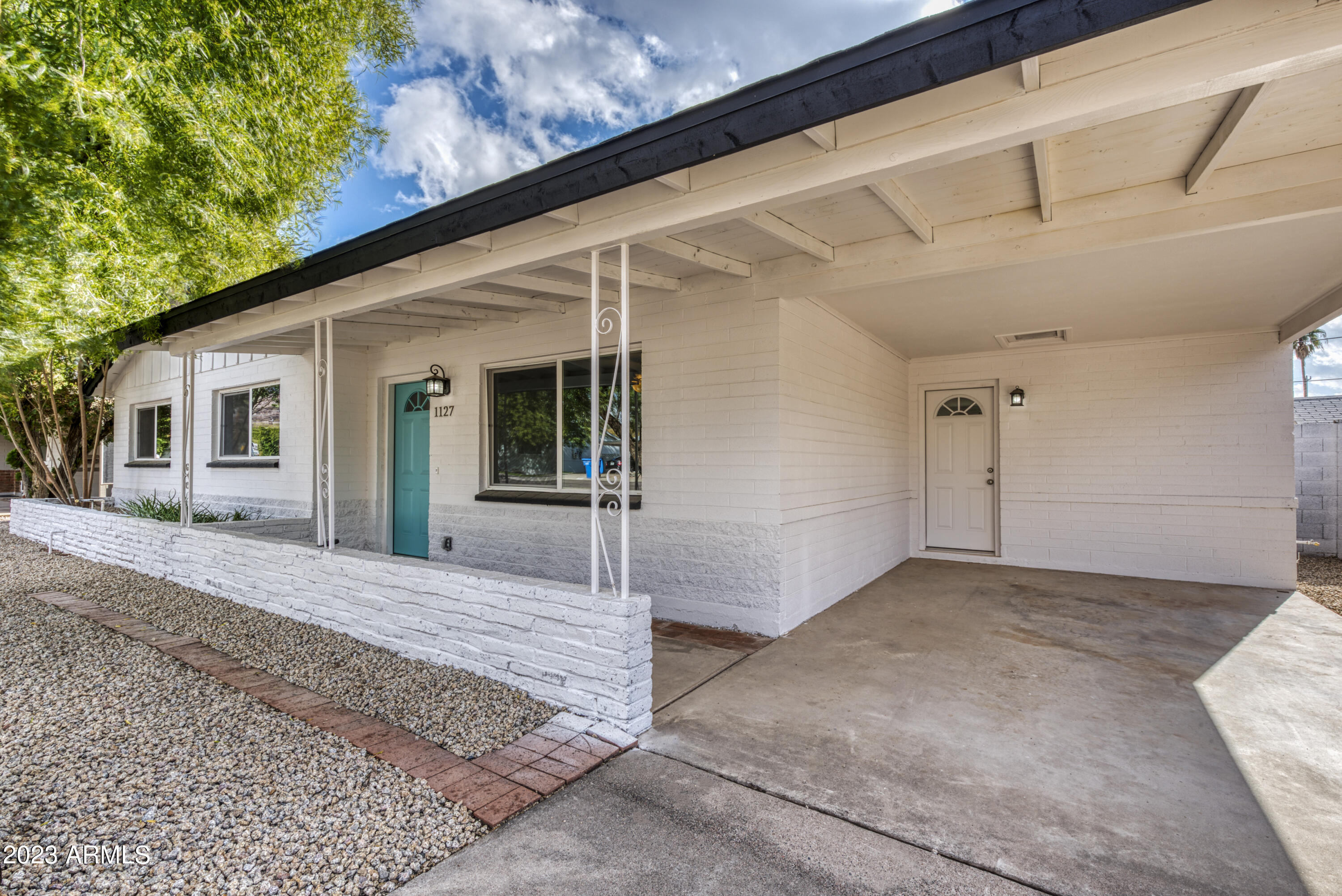1127 E EL CAMINITO Drive