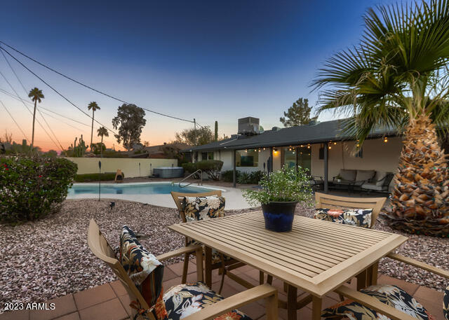 1212 W OREGON Avenue