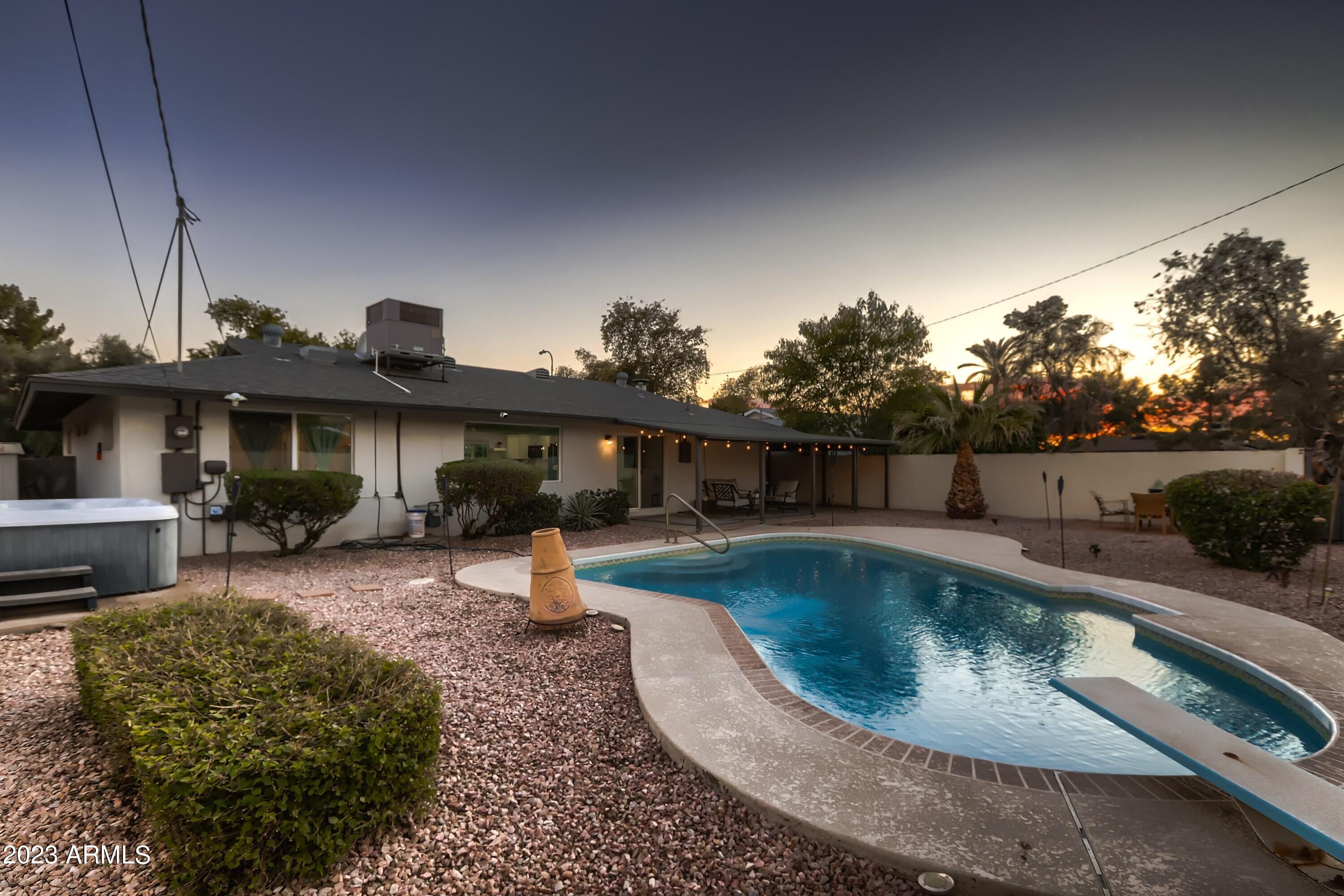 1212 W OREGON Avenue