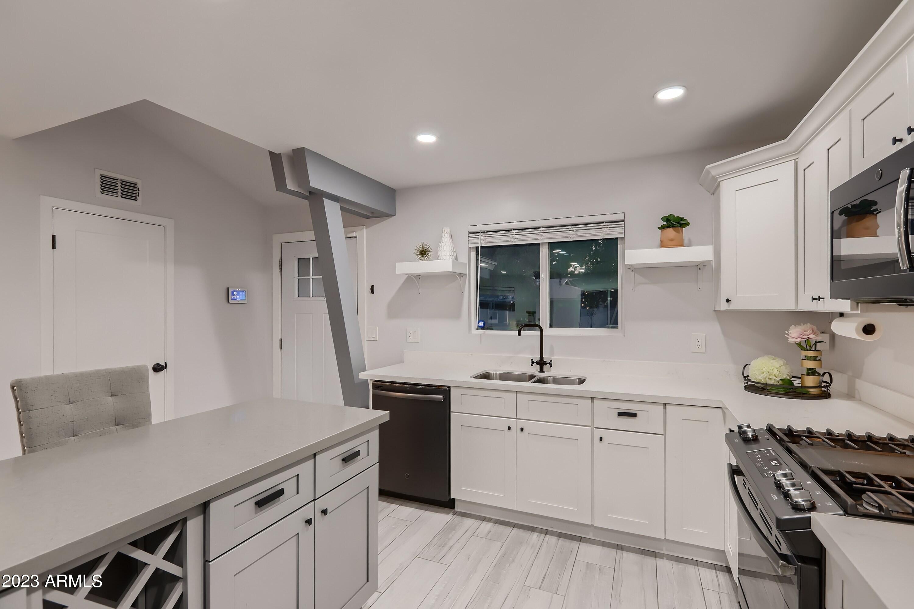 1212 W OREGON Avenue