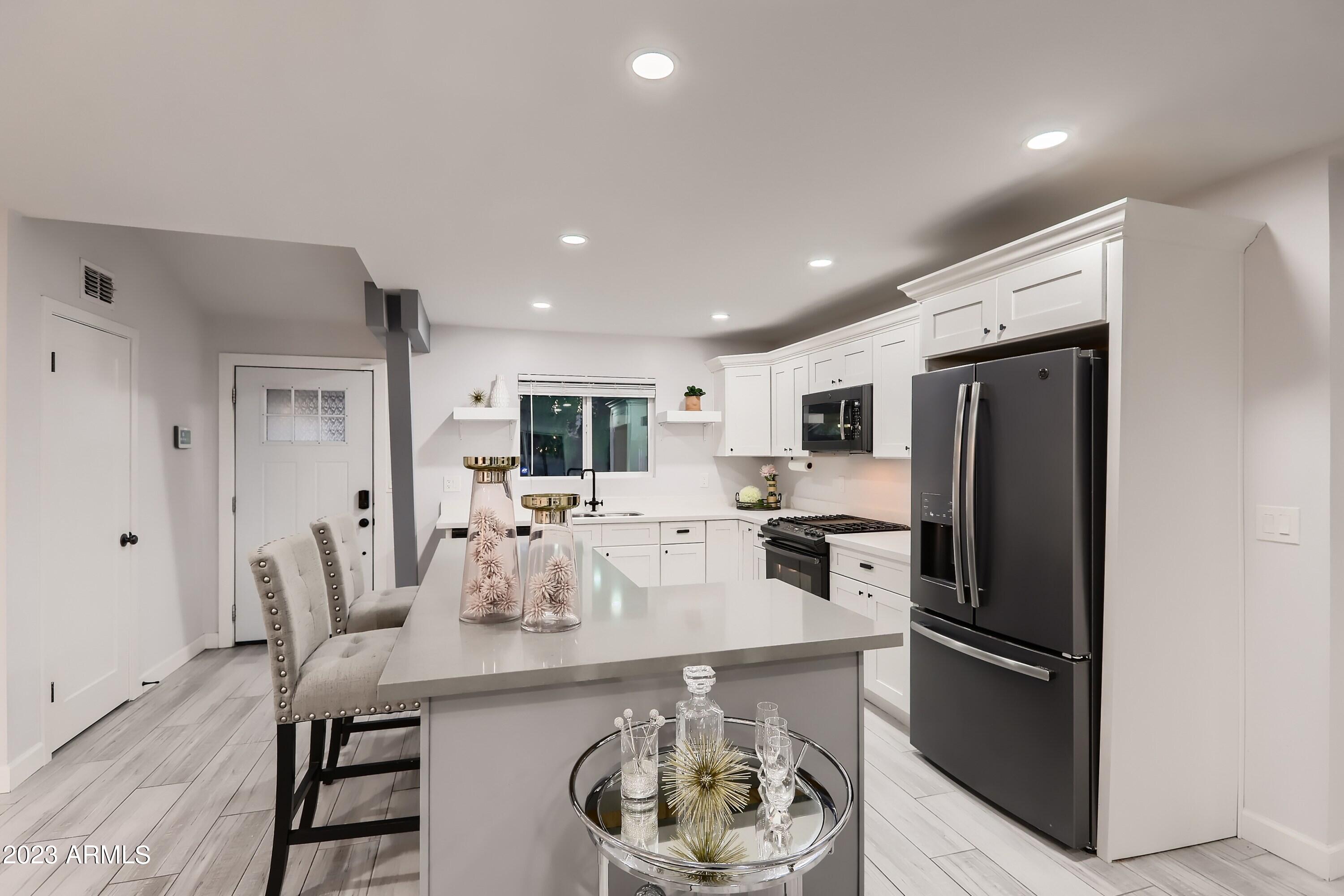 1212 W OREGON Avenue