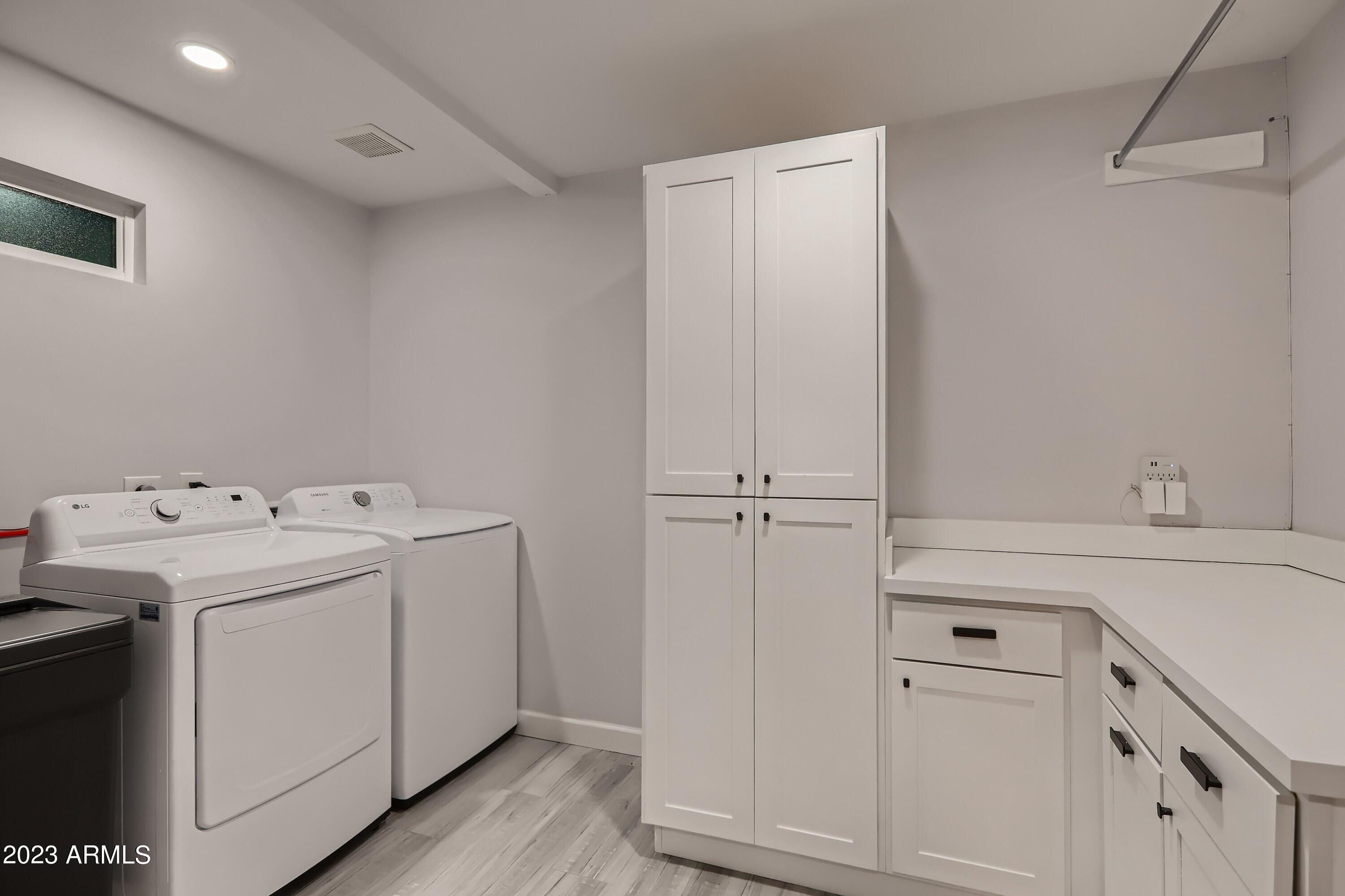 1212 W OREGON Avenue